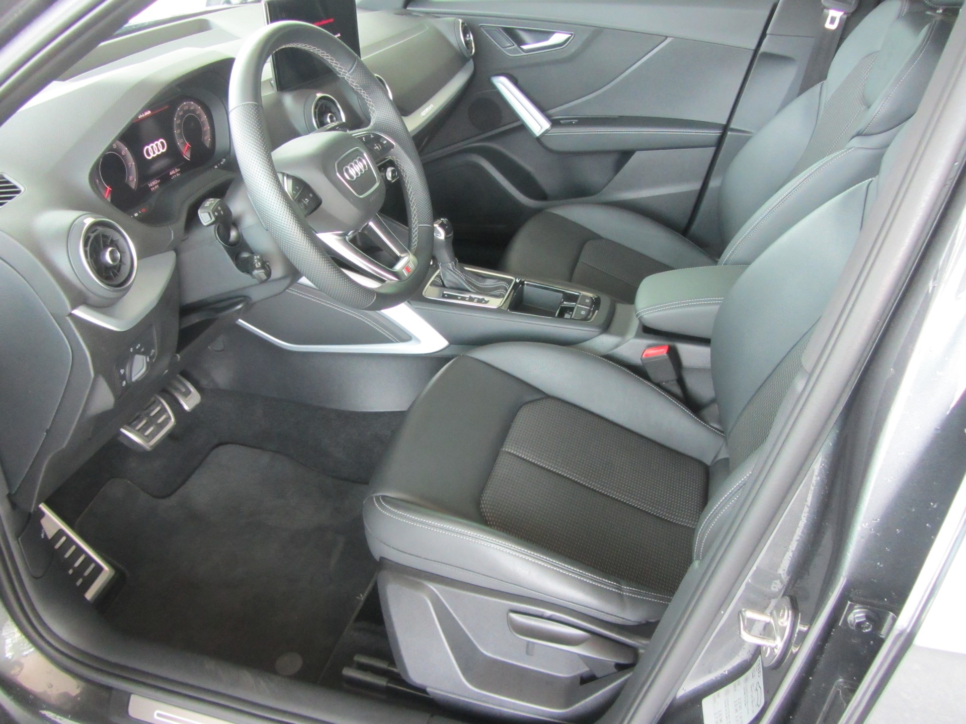 AUDI SQ2 TFSI quattro S-tronic-image-4