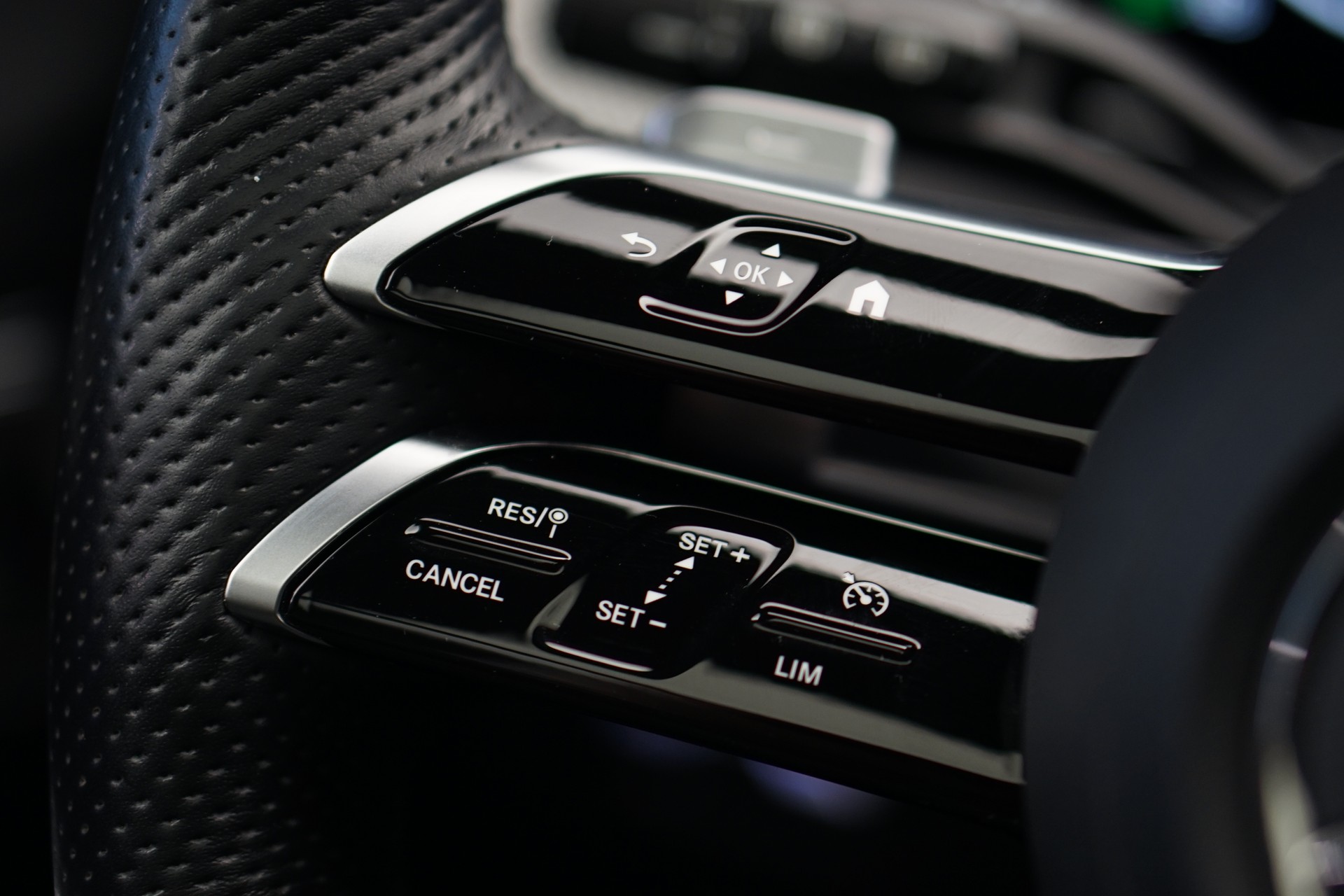 MERCEDES-BENZ GLC 300 4Matic AMG Line 9G-Tronic *CH-Fahrzeug* *Burmester* *Pano*-image-37