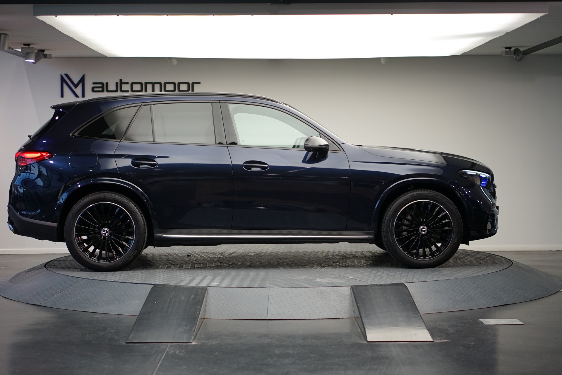 MERCEDES-BENZ GLC 300 4Matic AMG Line 9G-Tronic *CH-Fahrzeug* *Burmester* *Pano*-image-3