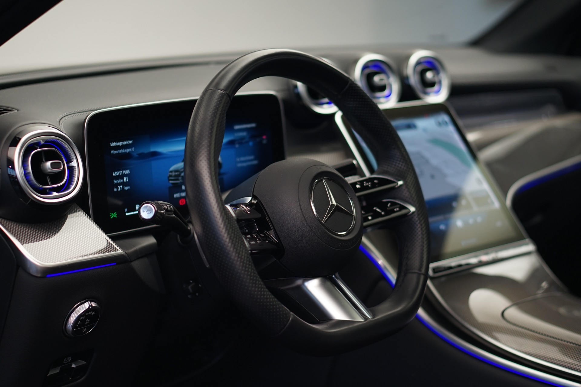 MERCEDES-BENZ GLC 300 4Matic AMG Line 9G-Tronic *CH-Fahrzeug* *Burmester* *Pano*-image-32