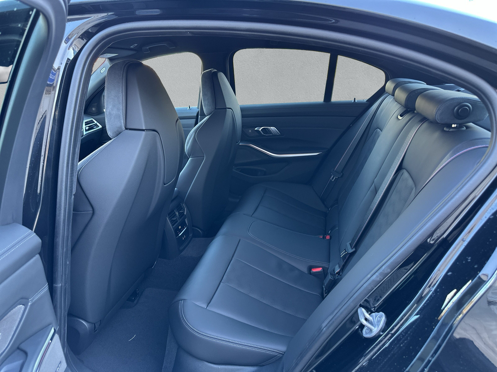 BMW M3 Competition M xDrive-image-11