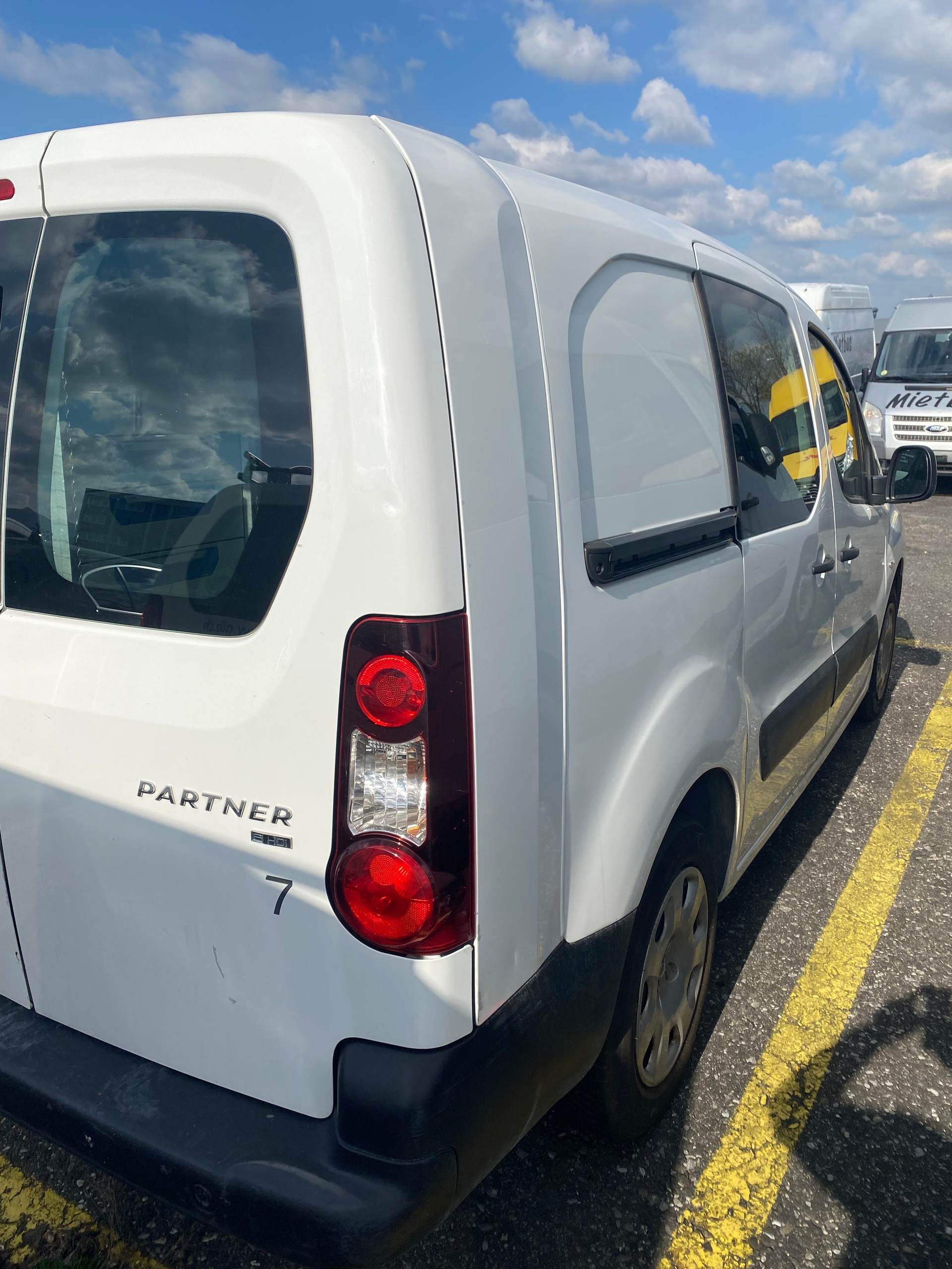 PEUGEOT Partner 1.6 e-HDI Urban Pack-image-2