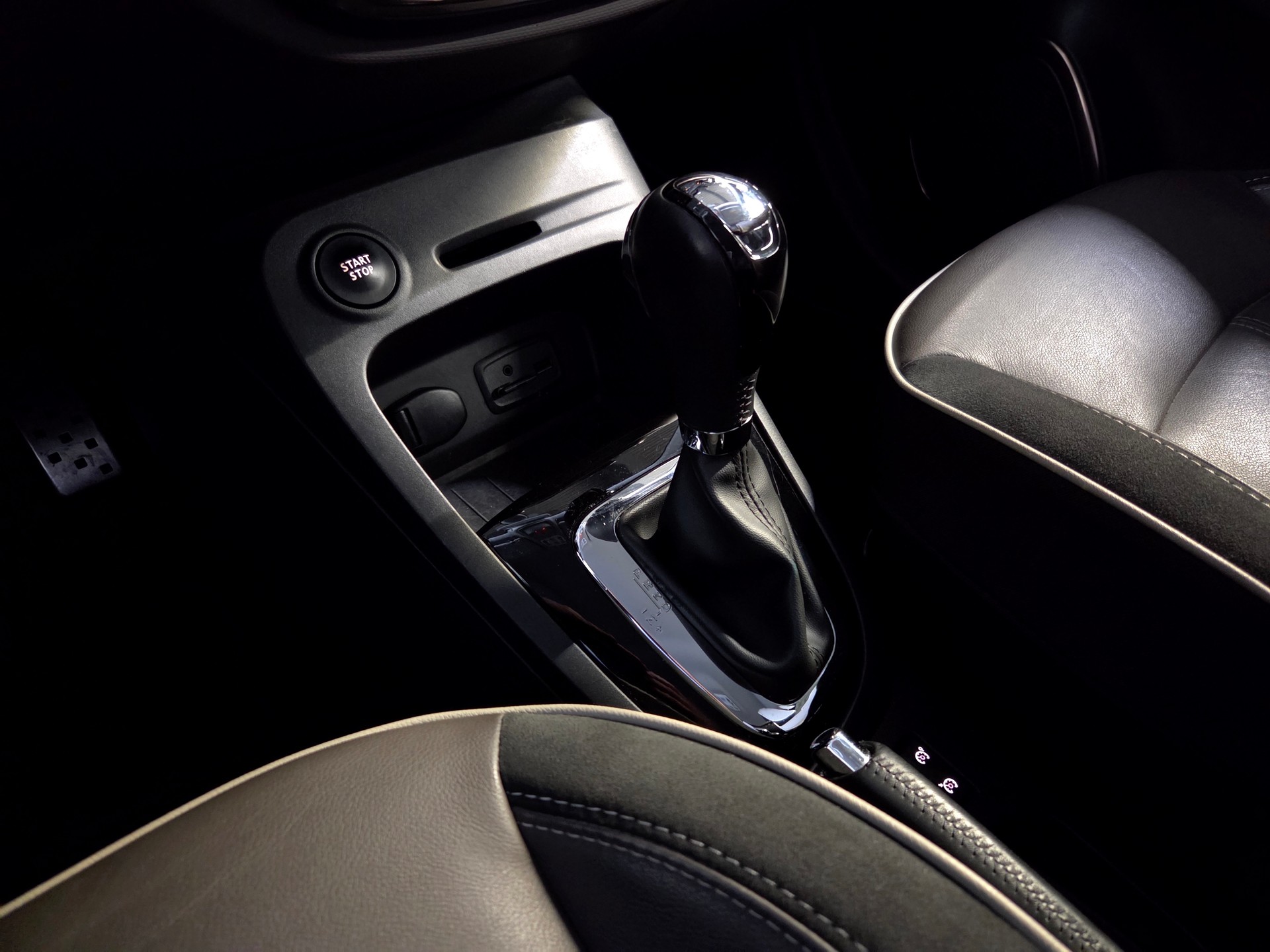 RENAULT Captur 1.2 TCe Iconic EDC S/S-image-10