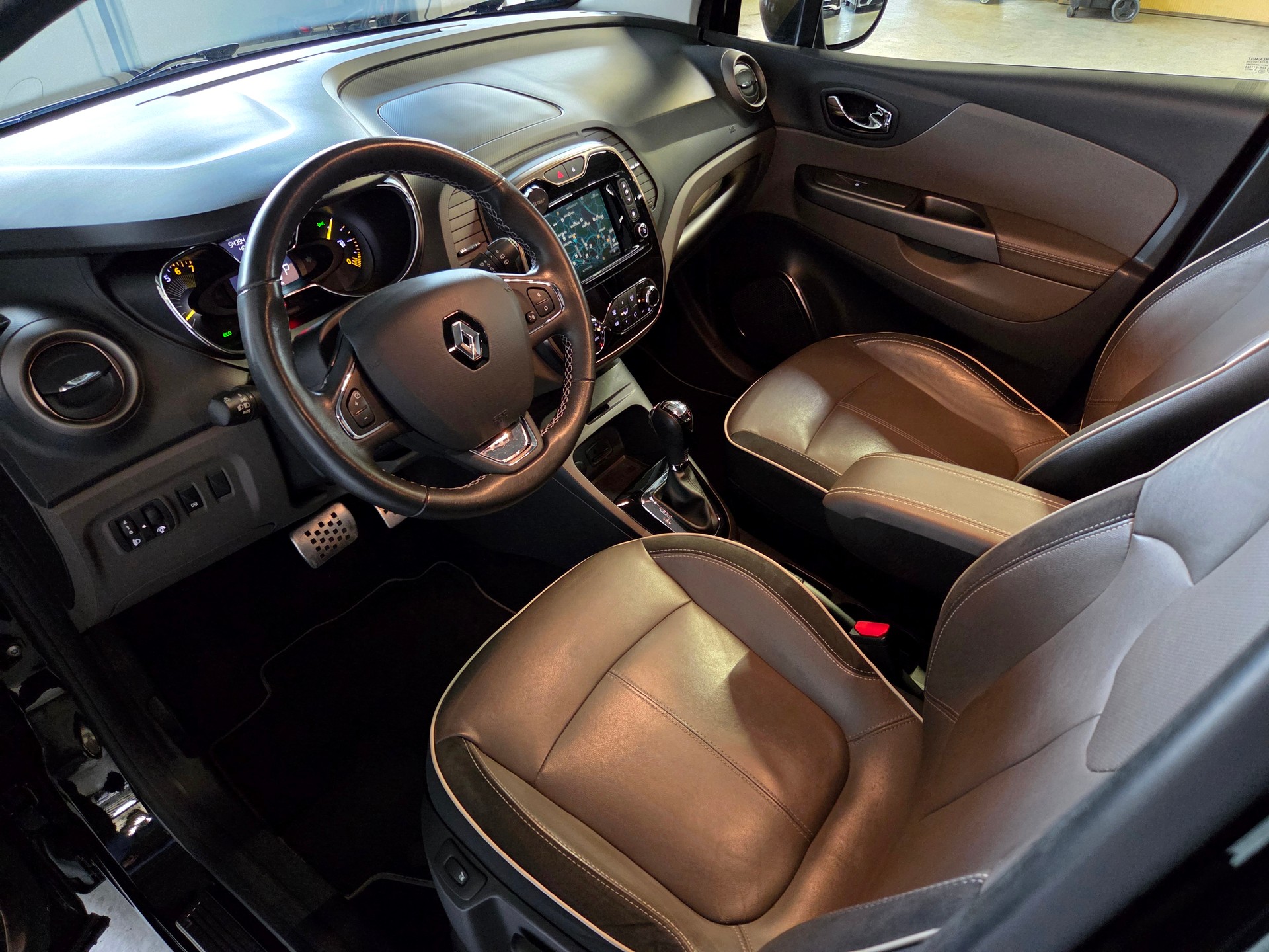 RENAULT Captur 1.2 TCe Iconic EDC S/S-showroom-element-3