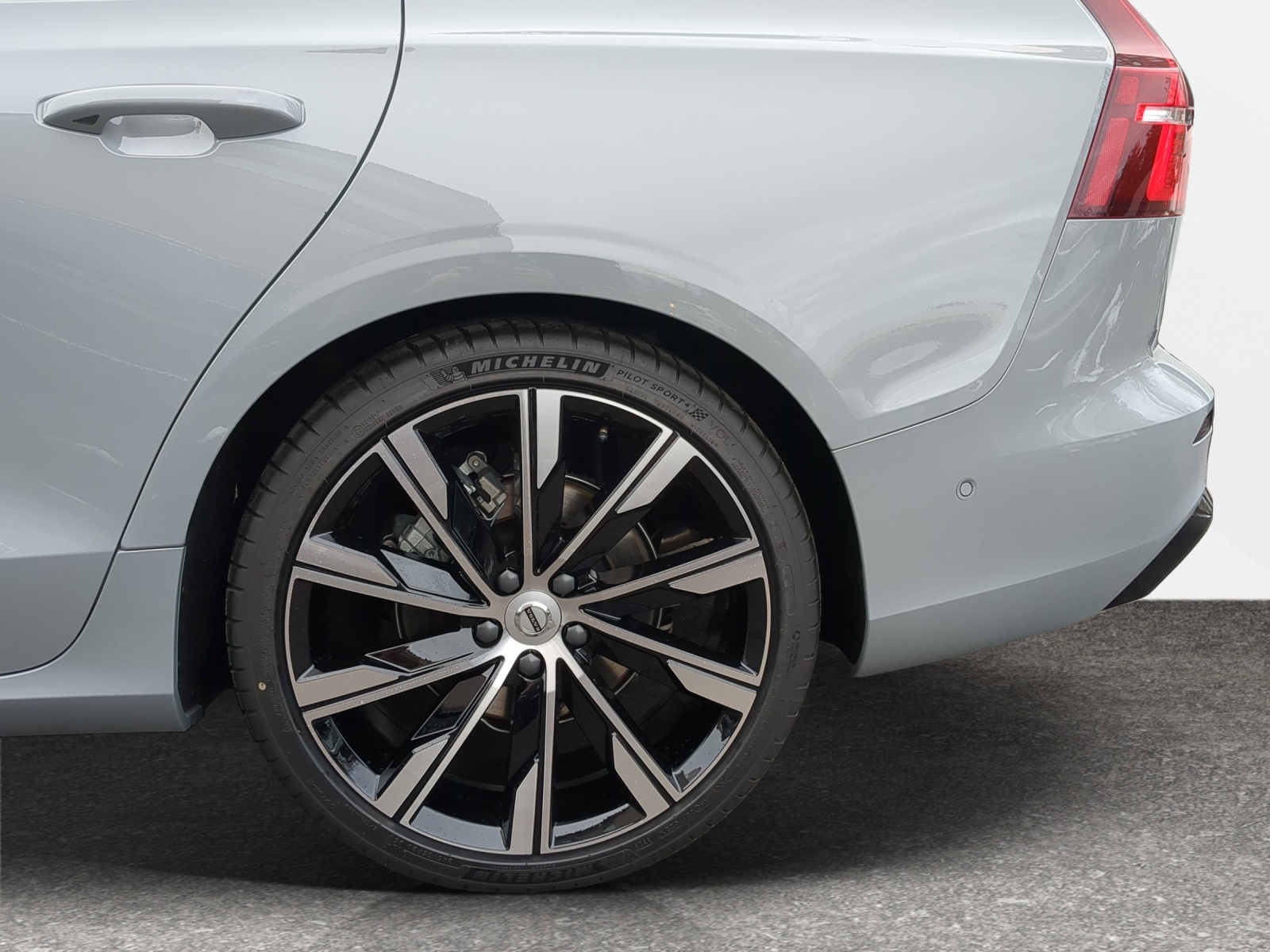 VOLVO V60 2.0 B4 Ultimate Dark-image-14