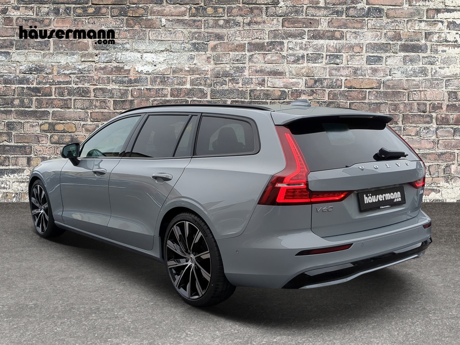 VOLVO V60 2.0 B4 Ultimate Dark-showroom-element-2