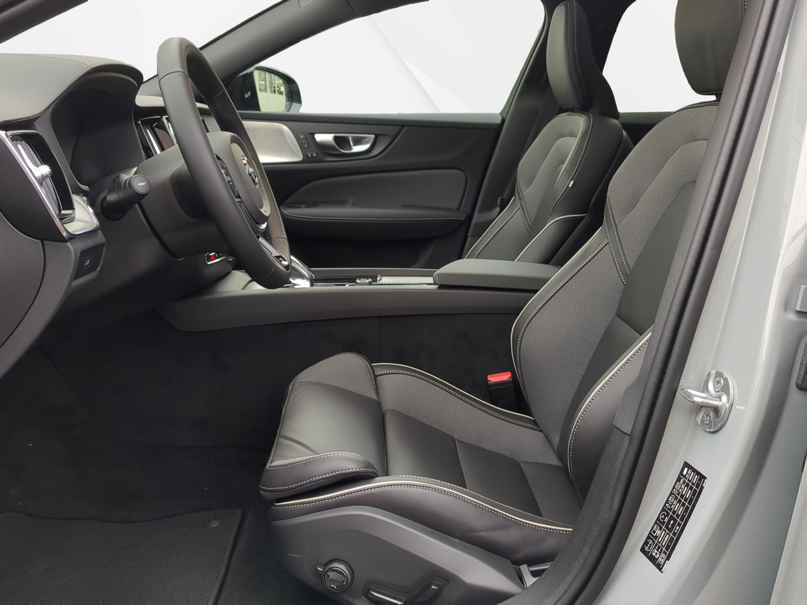 VOLVO V60 2.0 B4 Ultimate Dark-showroom-element-3