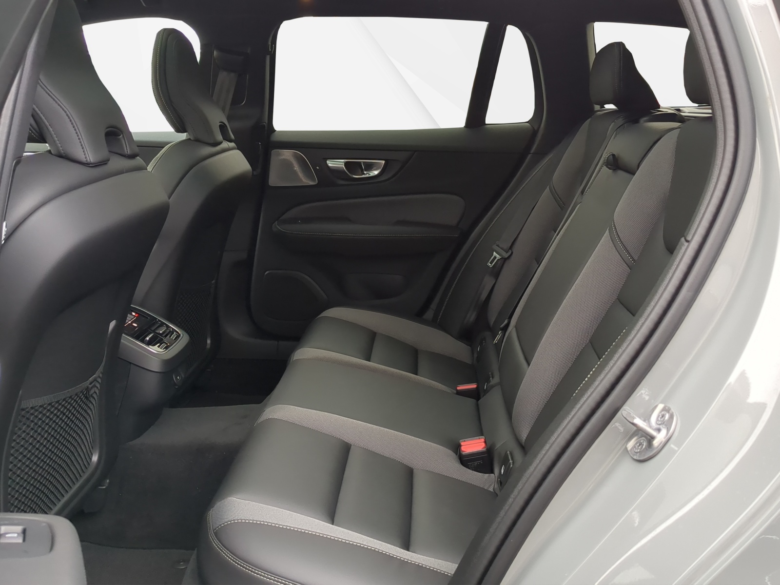 VOLVO V60 2.0 B4 Ultimate Dark-image-7