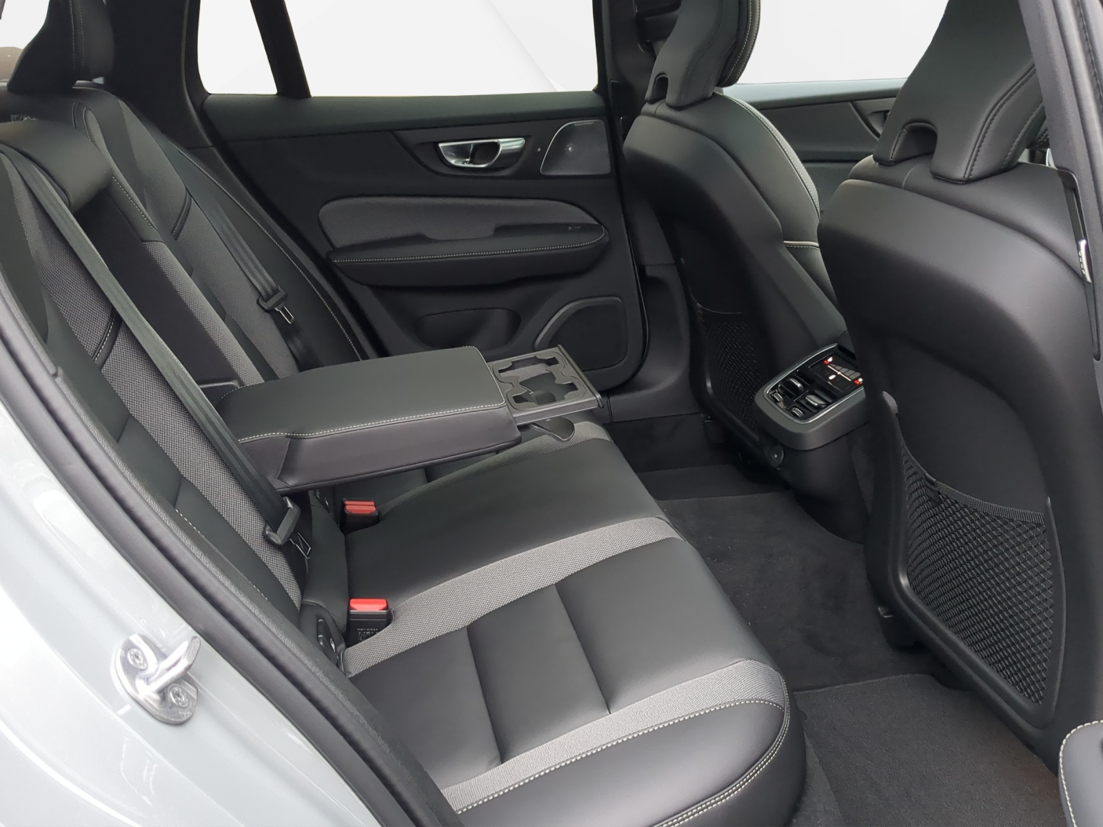 VOLVO V60 2.0 B4 Ultimate Dark-image-8