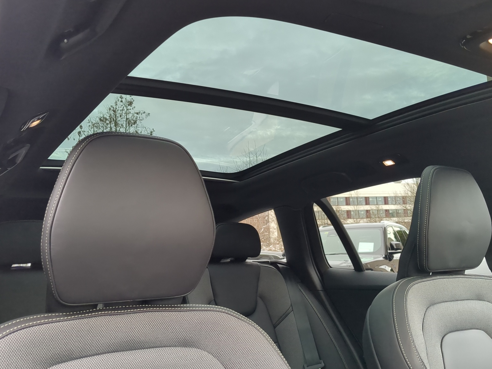 VOLVO V60 2.0 B4 Ultimate Dark-image-10