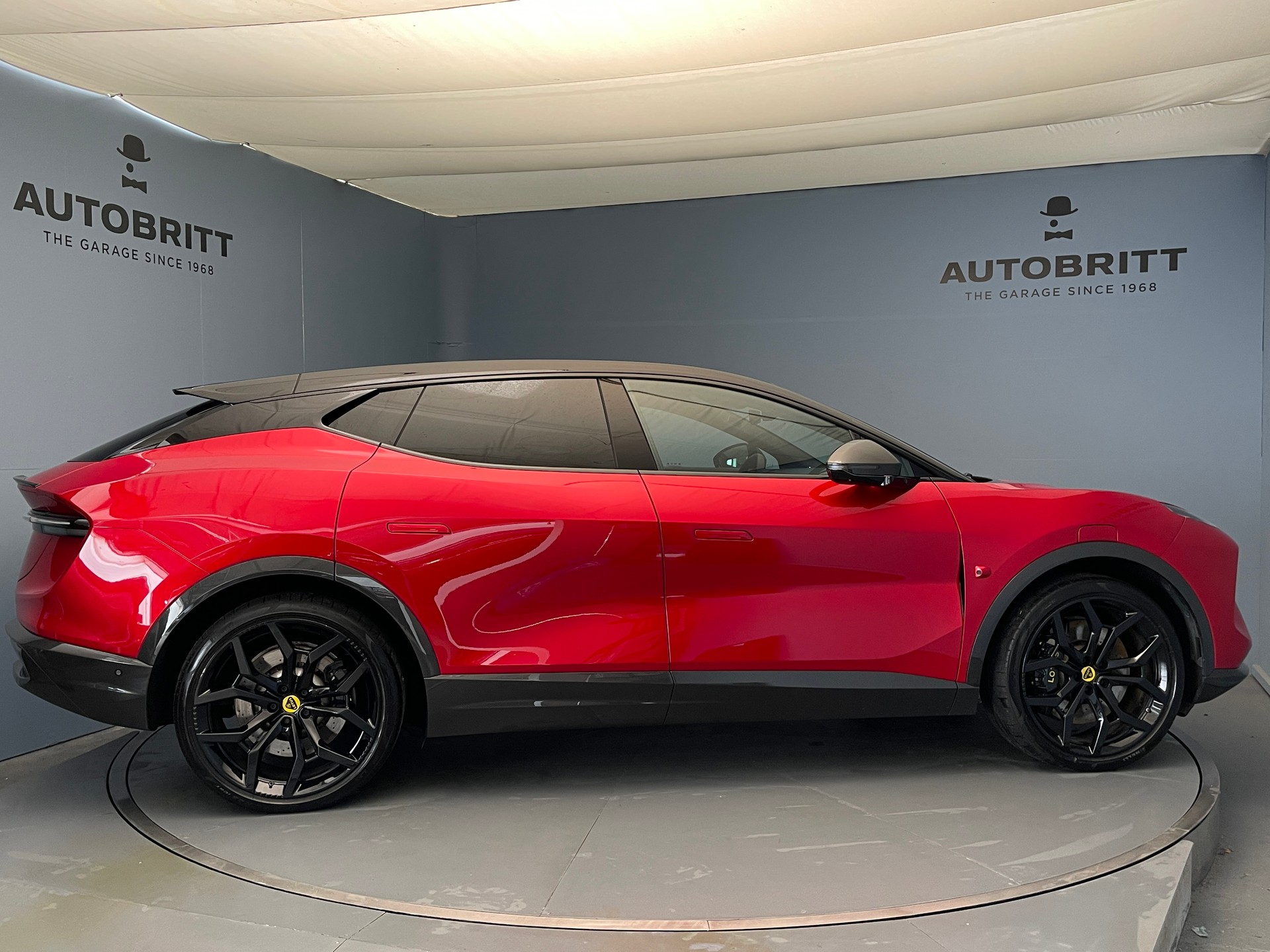 LOTUS Eletre S-showroom-element-2