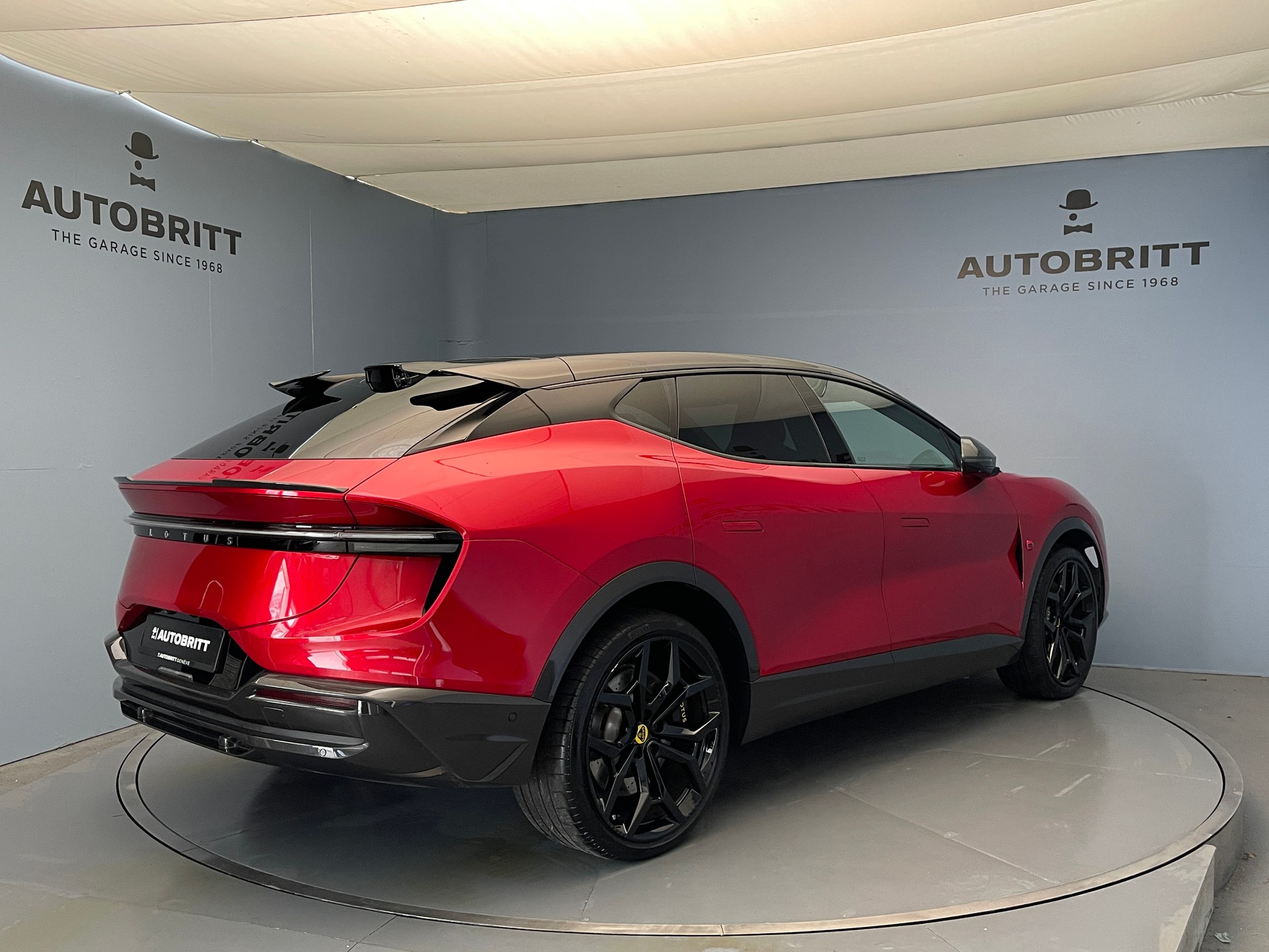 LOTUS Eletre S-showroom-element-3