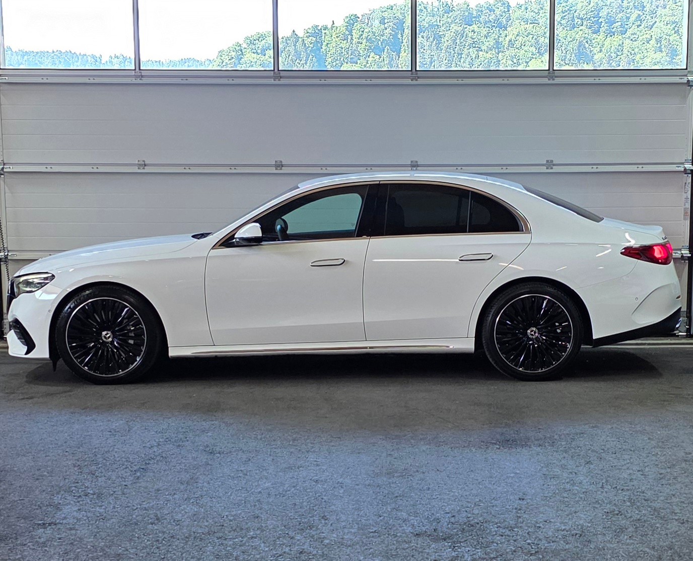 MERCEDES-BENZ E 220 d AMG Line 9G-Tronic *Werksgarantie**ACC*Laneassist*Ambientebeleuchtung*Sitzheizung*-image-1