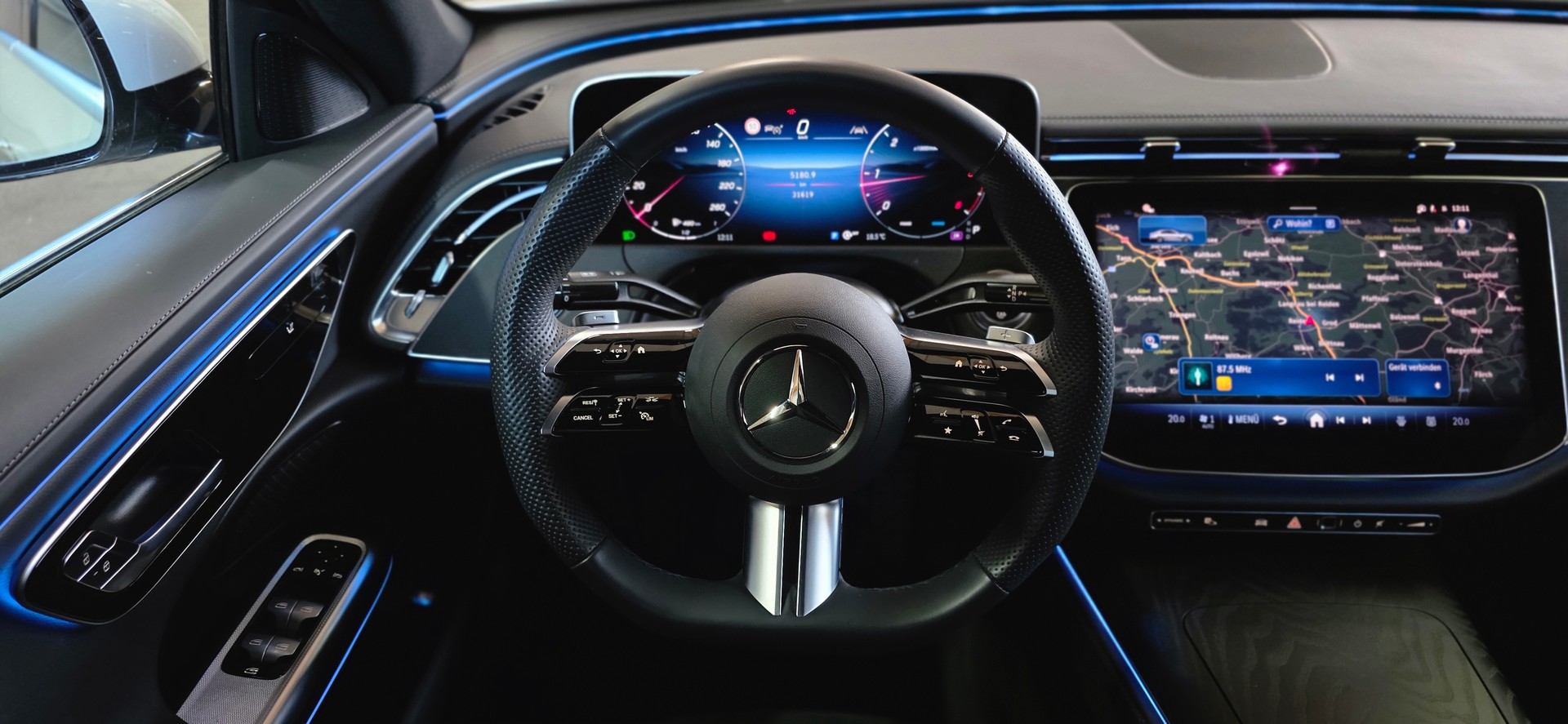 MERCEDES-BENZ E 220 d AMG Line 9G-Tronic *Werksgarantie**ACC*Laneassist*Ambientebeleuchtung*Sitzheizung*-image-12