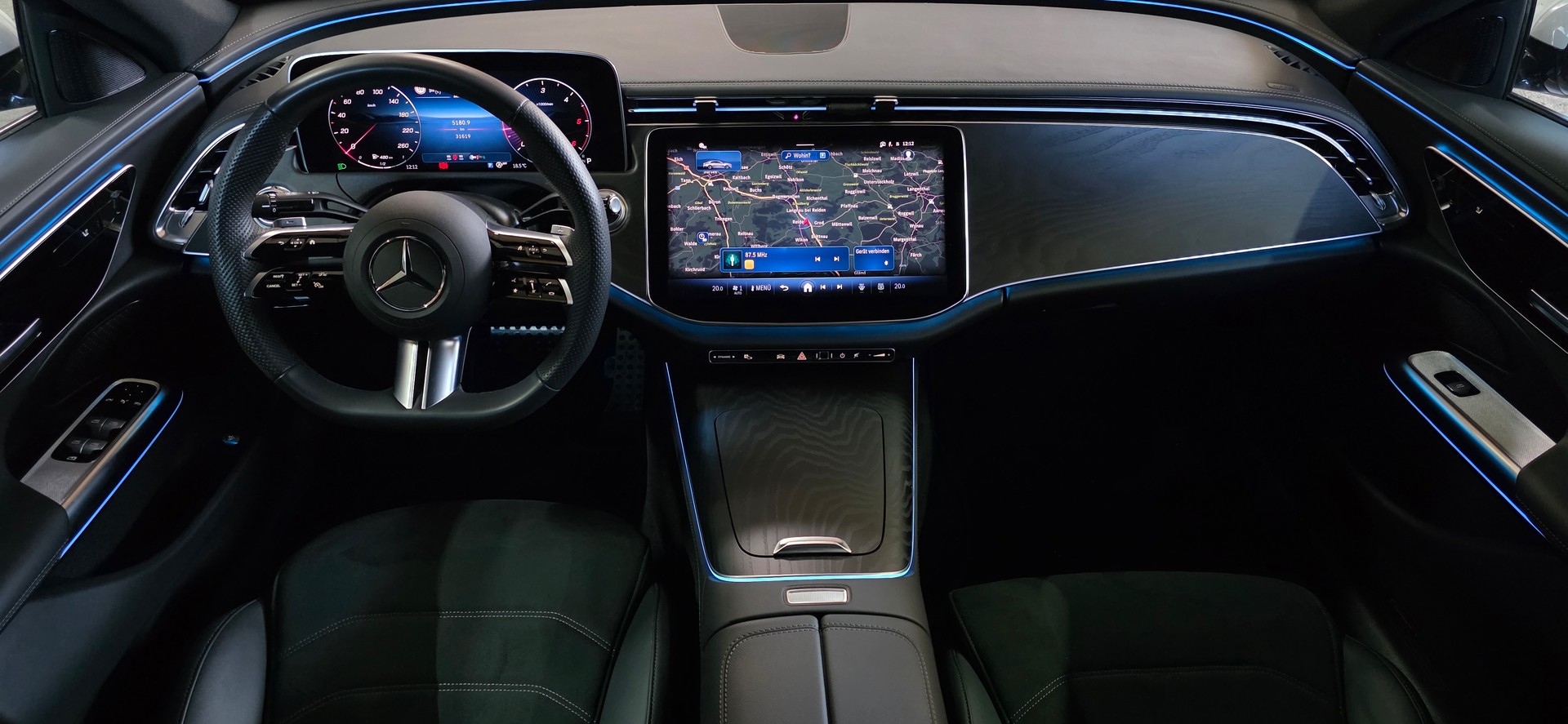 MERCEDES-BENZ E 220 d AMG Line 9G-Tronic *Werksgarantie**ACC*Laneassist*Ambientebeleuchtung*Sitzheizung*-image-9