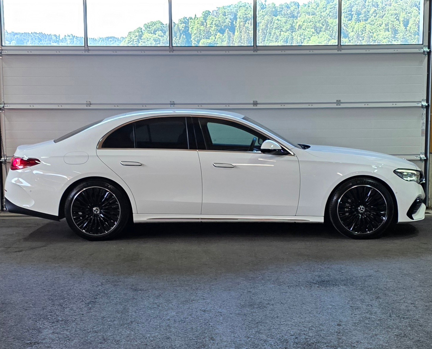 MERCEDES-BENZ E 220 d AMG Line 9G-Tronic *Werksgarantie**ACC*Laneassist*Ambientebeleuchtung*Sitzheizung*-image-5