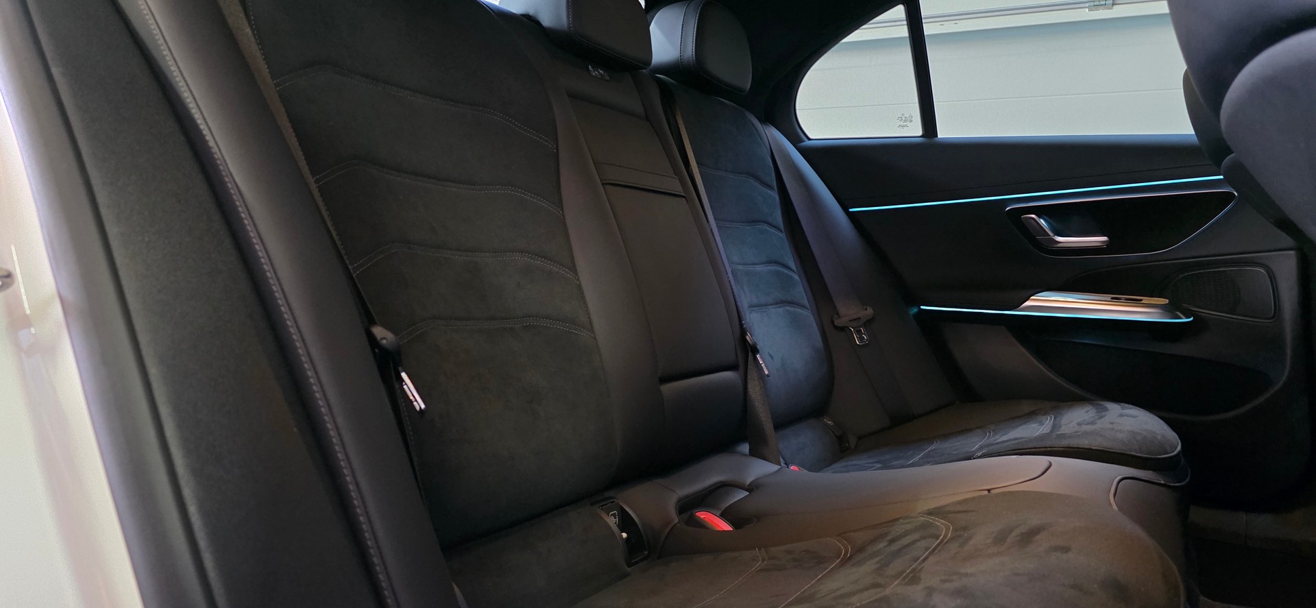 MERCEDES-BENZ E 220 d AMG Line 9G-Tronic *Werksgarantie**ACC*Laneassist*Ambientebeleuchtung*Sitzheizung*-image-24