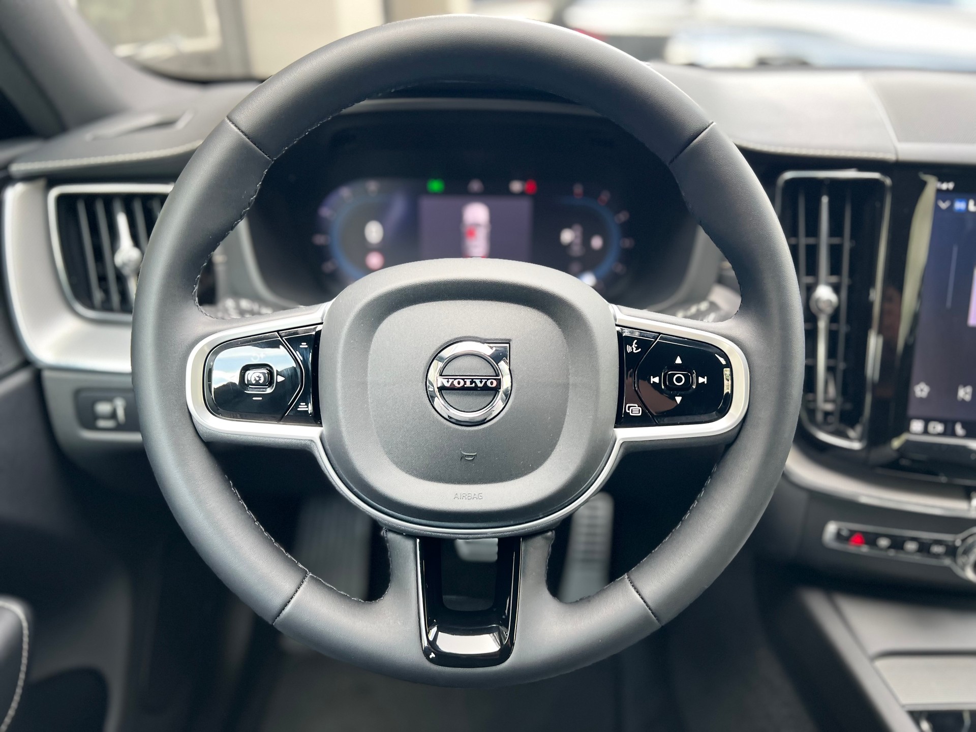 VOLVO XC60 2.0 B5 MH R-Design AWD-image-12