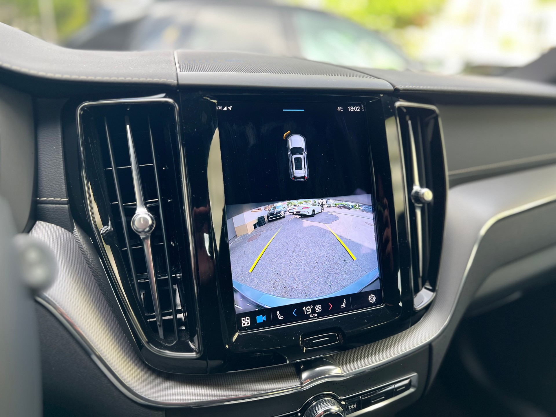 VOLVO XC60 2.0 B5 MH R-Design AWD-image-14