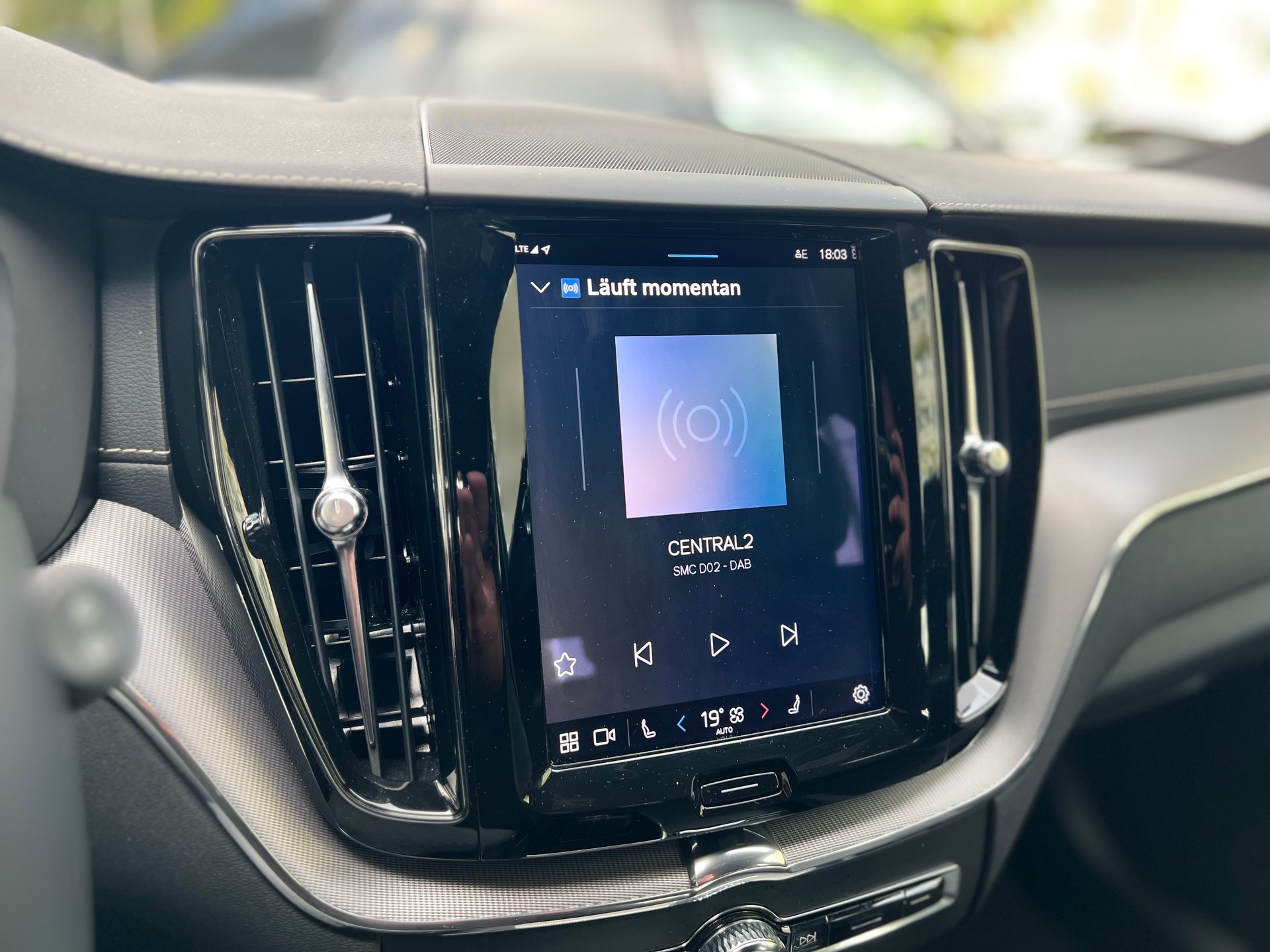 VOLVO XC60 2.0 B5 MH R-Design AWD-image-16