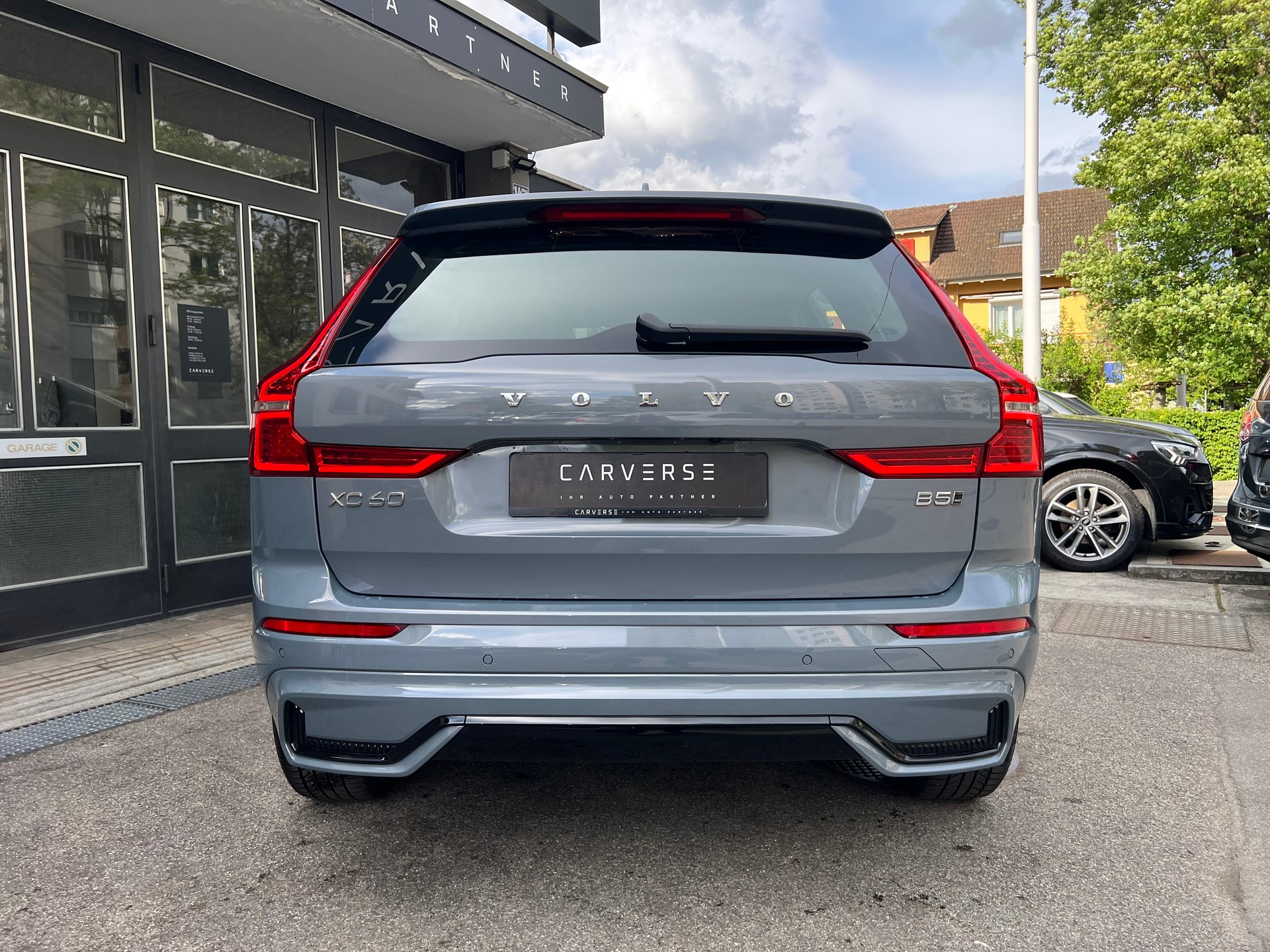 VOLVO XC60 2.0 B5 MH R-Design AWD-image-4