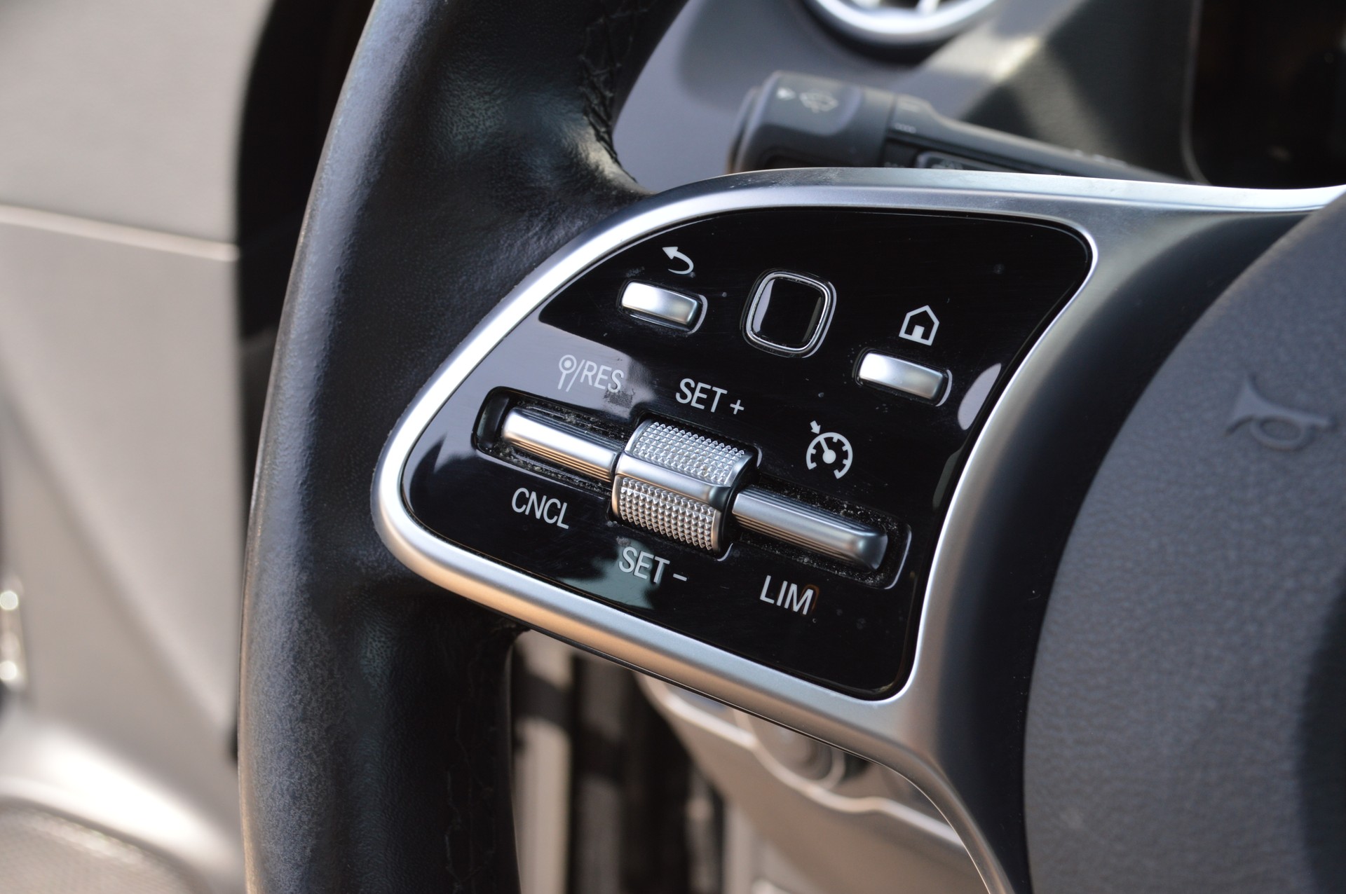MERCEDES-BENZ GLA 250 4Matic Progressive 8G-DCT-image-18