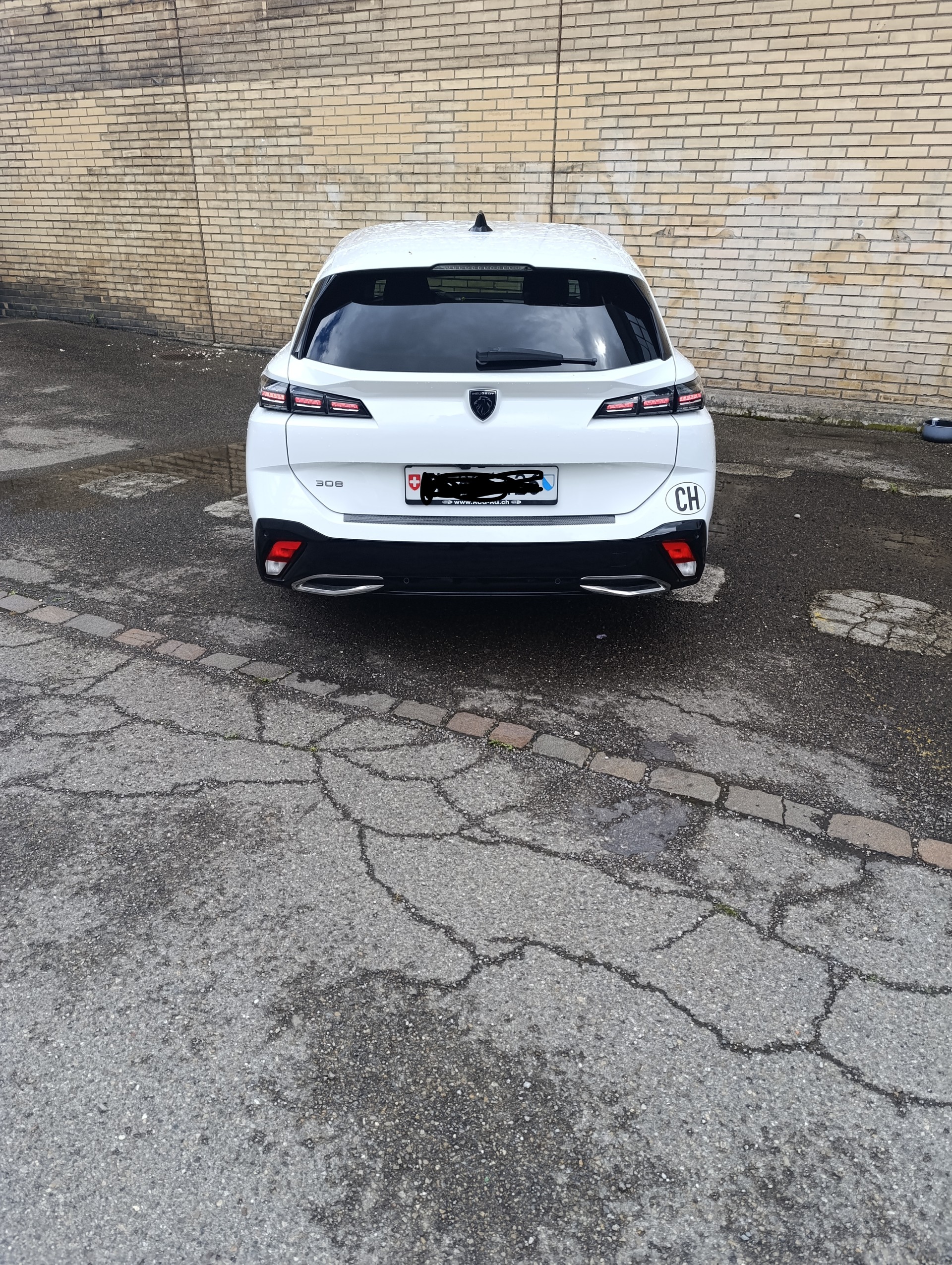 PEUGEOT 1.5 BlueHDi Allure-image-3