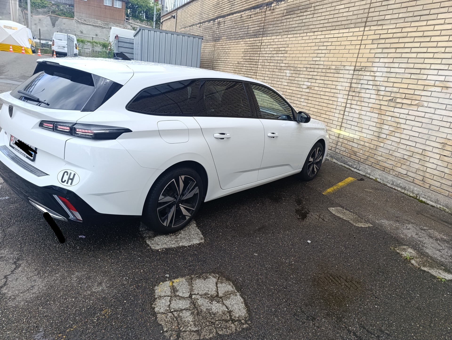 PEUGEOT 1.5 BlueHDi Allure-image-4