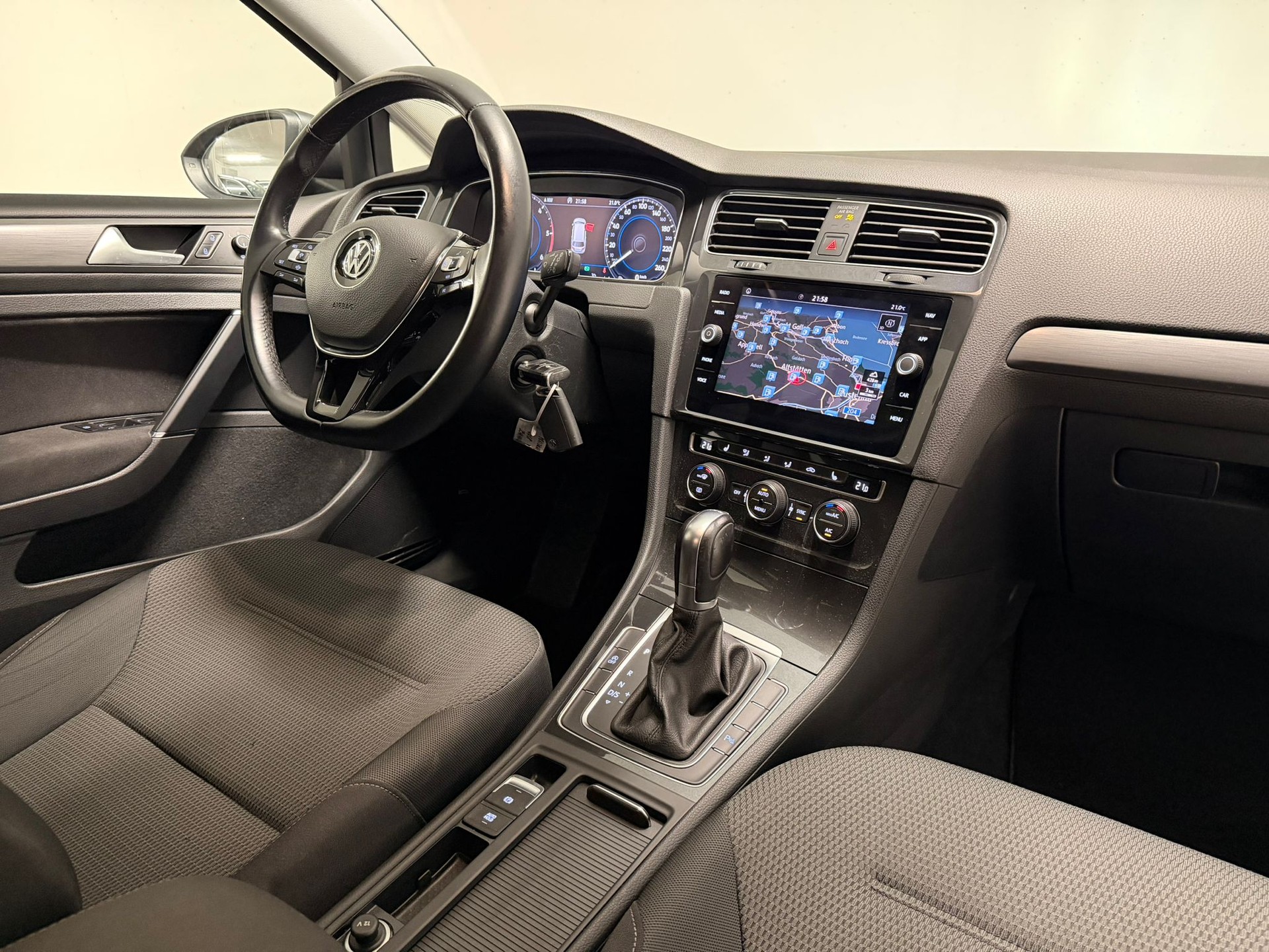 VW Golf Variant 1.6 TDI Comfortline DSG-image-10