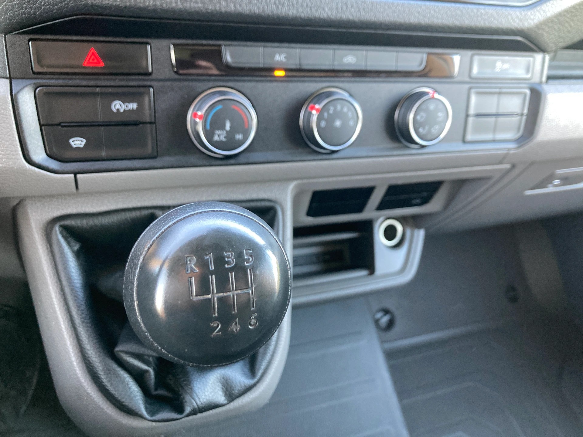 VW Crafter 35 2.0 BiTDI HD L4 **mit Hebebühne + Anhängerkupplung 3.5t**-image-7