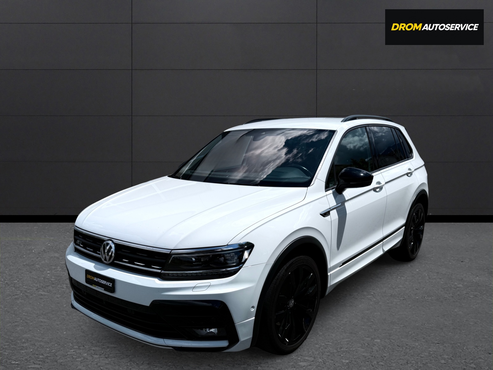 VW Tiguan 2.0TSI Highline R- Line 4Motion DSG-showroom-element-1