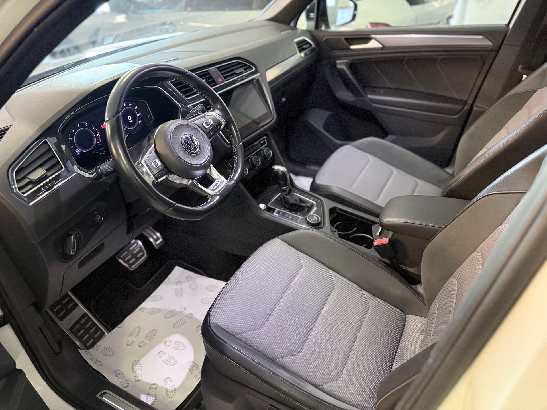 VW Tiguan 2.0TSI Highline R- Line 4Motion DSG-image-16