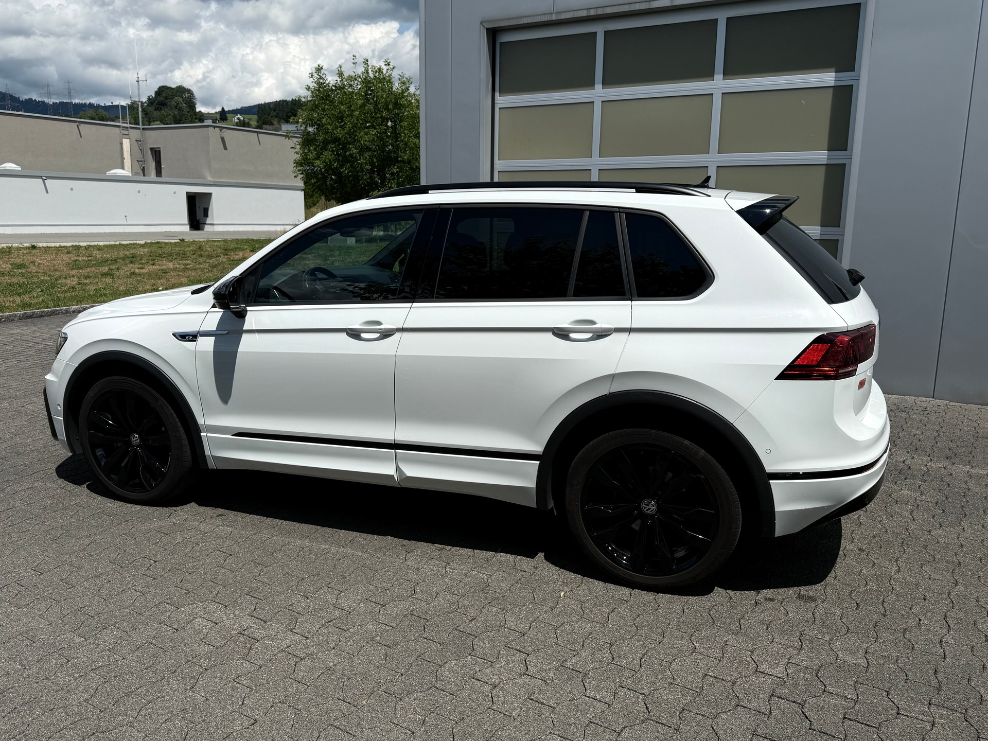VW Tiguan 2.0TSI Highline R- Line 4Motion DSG-image-4
