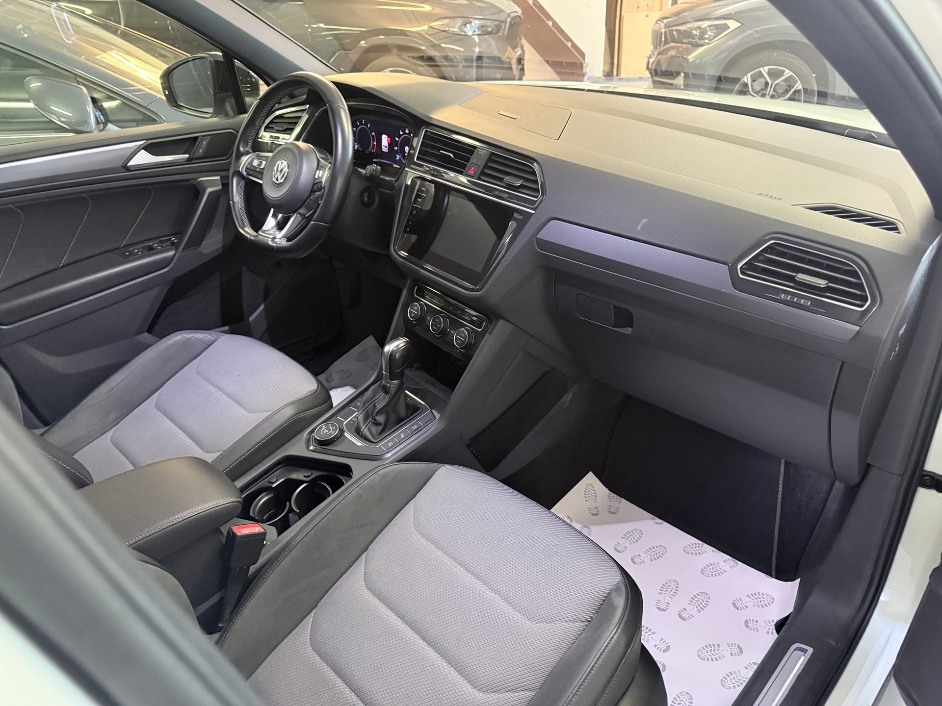 VW Tiguan 2.0TSI Highline R- Line 4Motion DSG-image-12