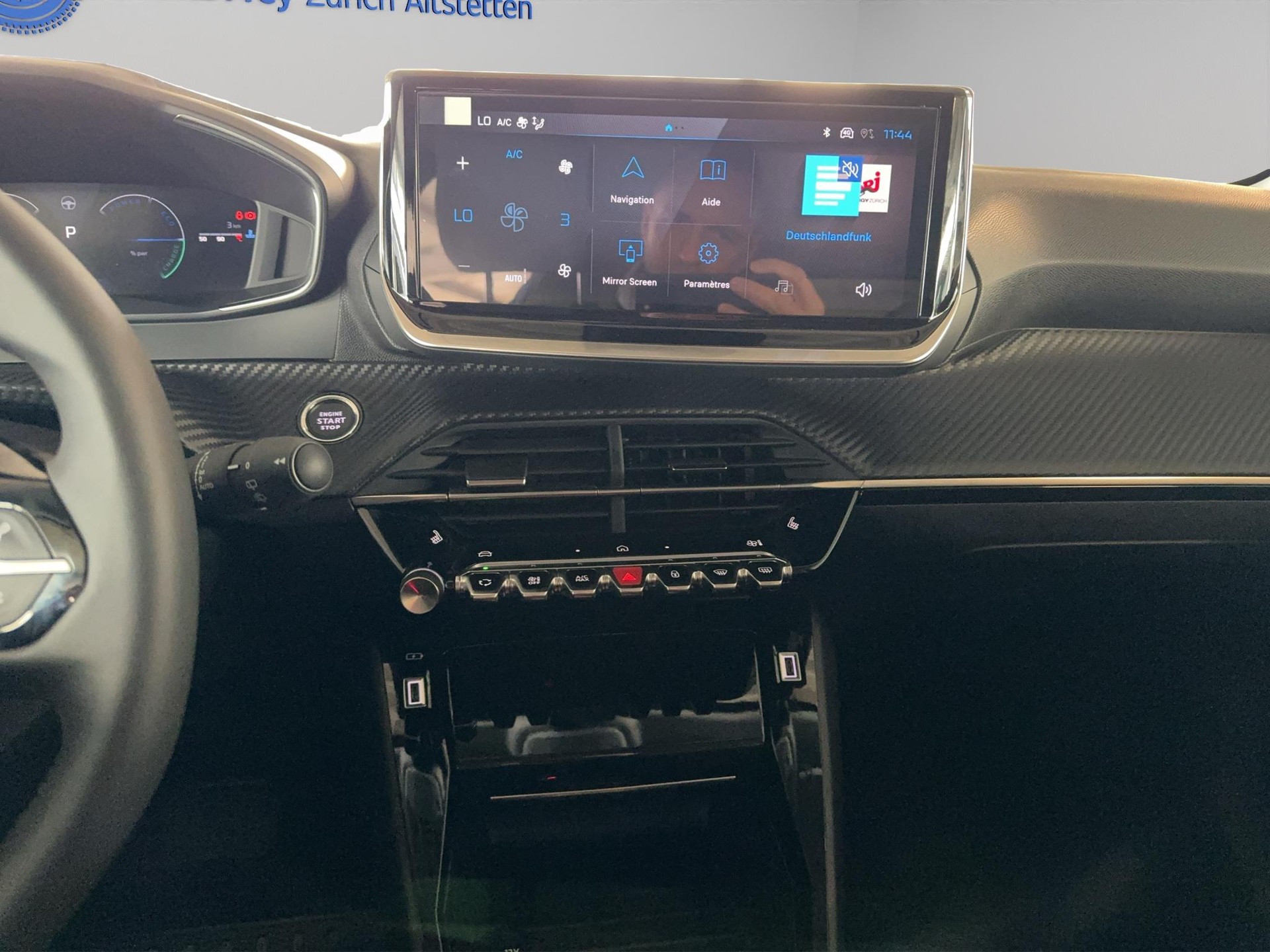 PEUGEOT 208 1.2 Hybrid Allure-image-10