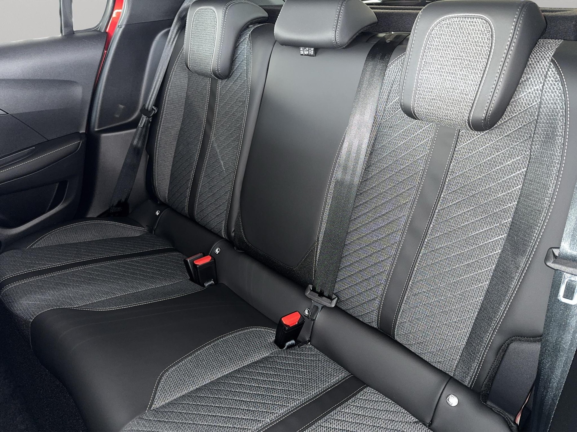 PEUGEOT 208 1.2 Hybrid Allure-image-9