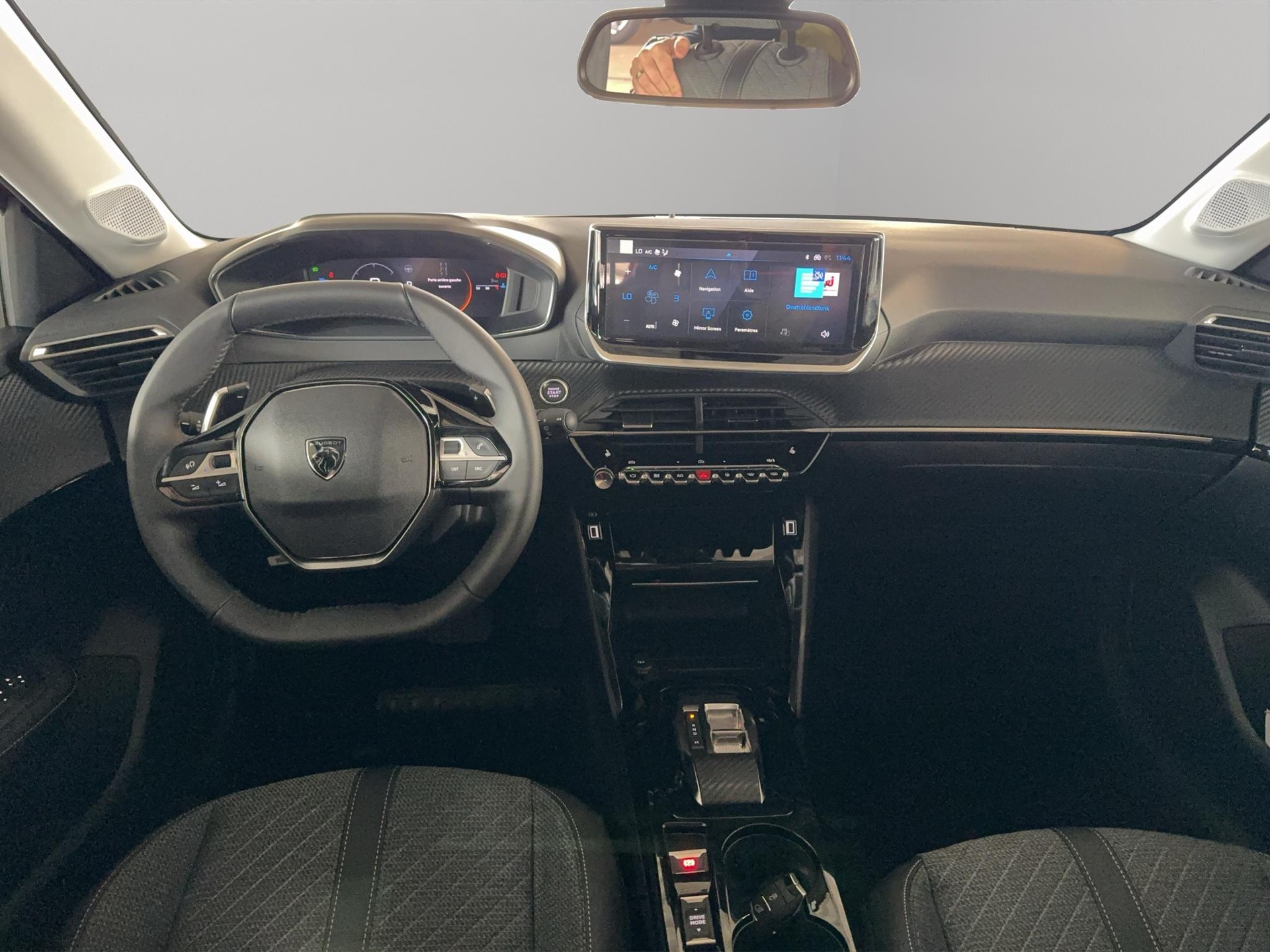 PEUGEOT 208 1.2 Hybrid Allure-image-8