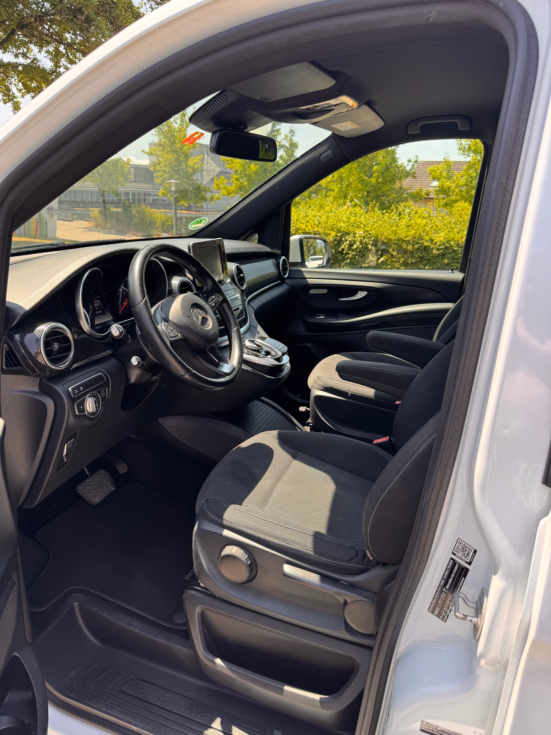 MERCEDES-BENZ V 220 d Avantgarde kurz 4m-image-3
