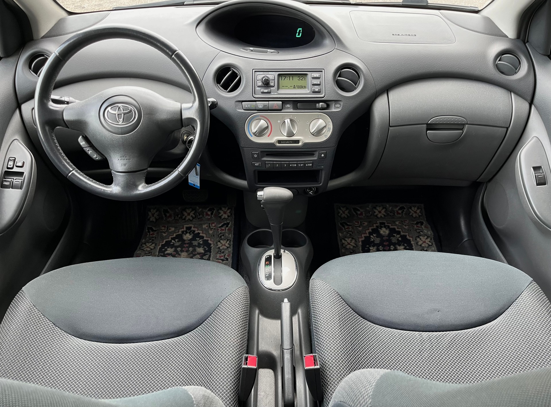 TOYOTA Yaris 1.3 Linea Sol-image-10