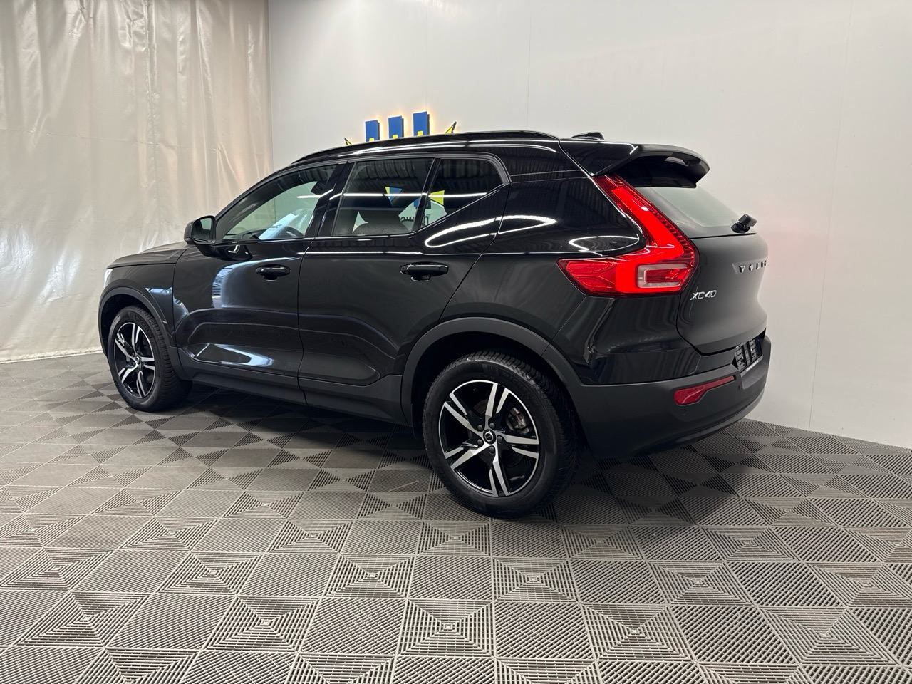 VOLVO XC40 B3 Benzin Mild Hybrid Plus Dark DCT-image-1