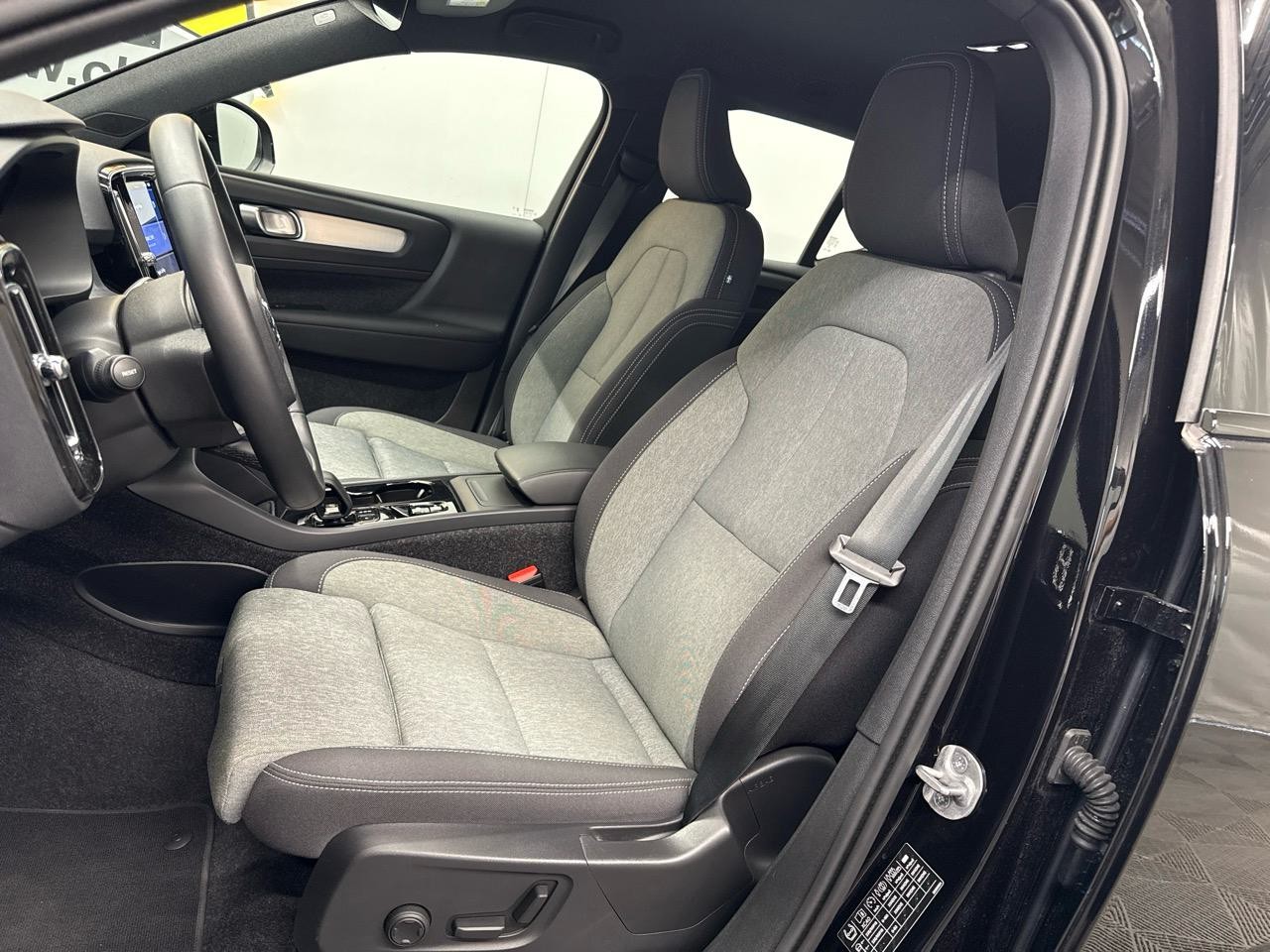 VOLVO XC40 B3 Benzin Mild Hybrid Plus Dark DCT-image-3