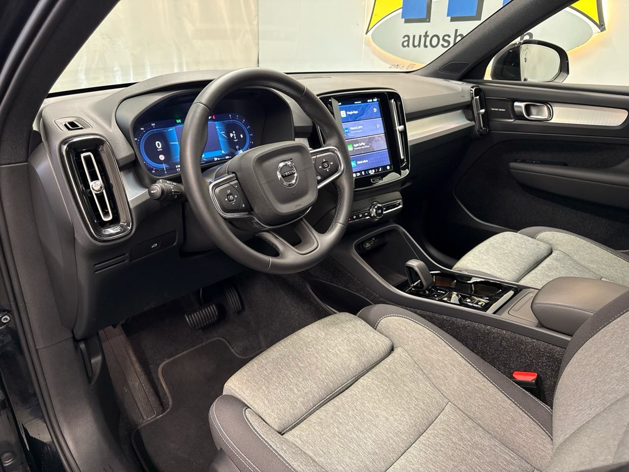 VOLVO XC40 B3 Benzin Mild Hybrid Plus Dark DCT-image-2