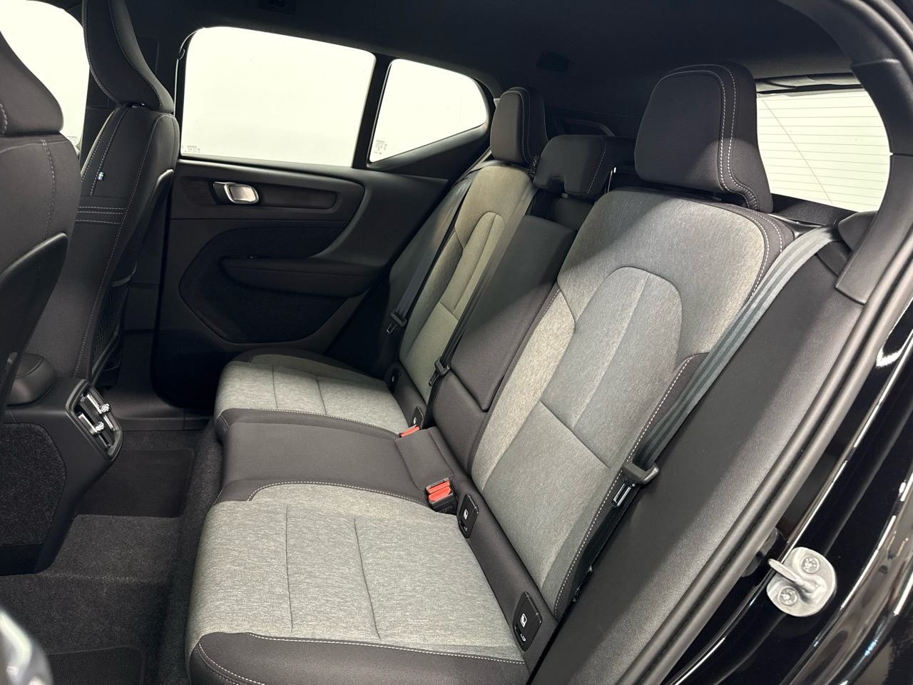 VOLVO XC40 B3 Benzin Mild Hybrid Plus Dark DCT-image-11