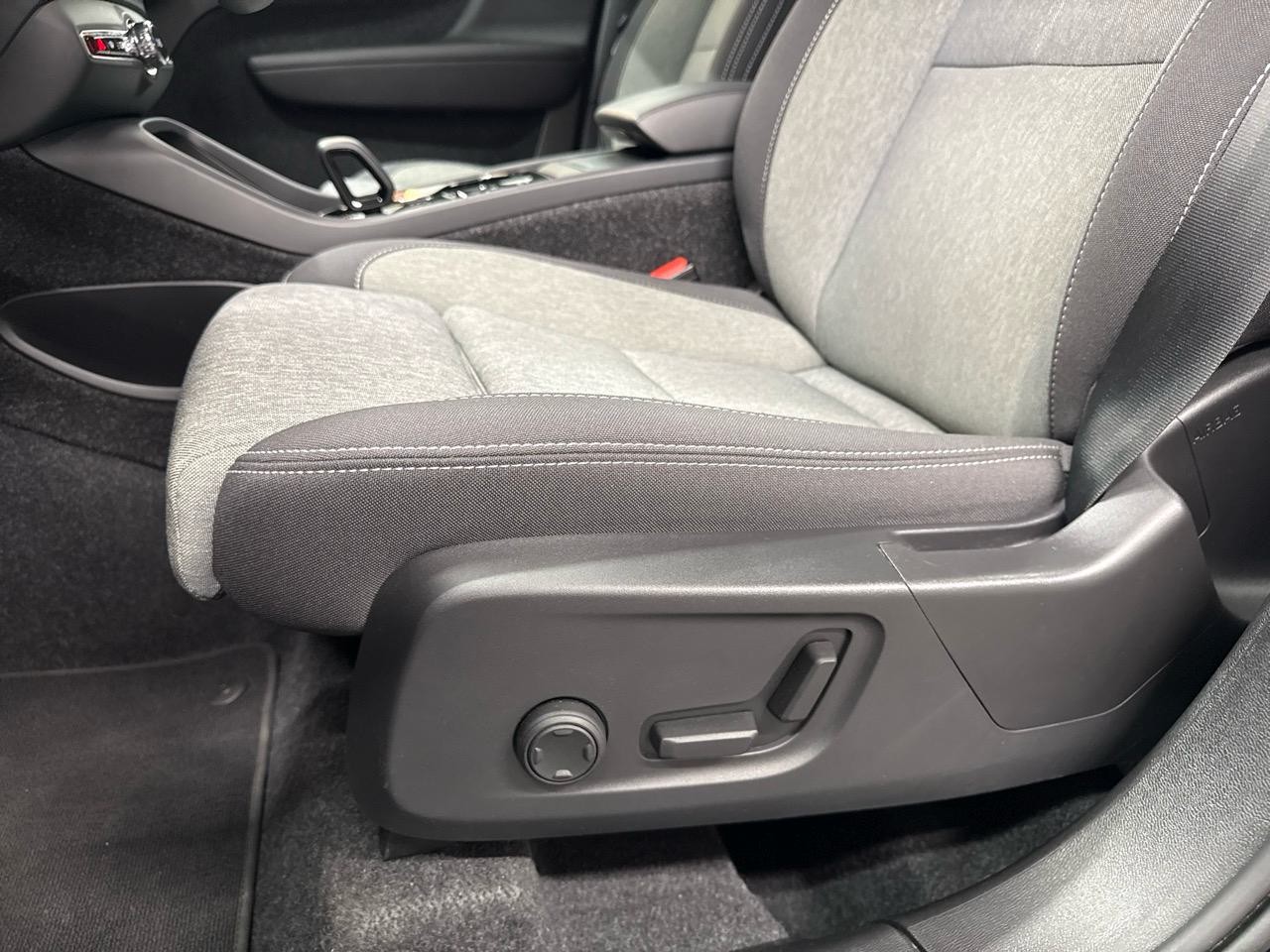 VOLVO XC40 B3 Benzin Mild Hybrid Plus Dark DCT-image-4