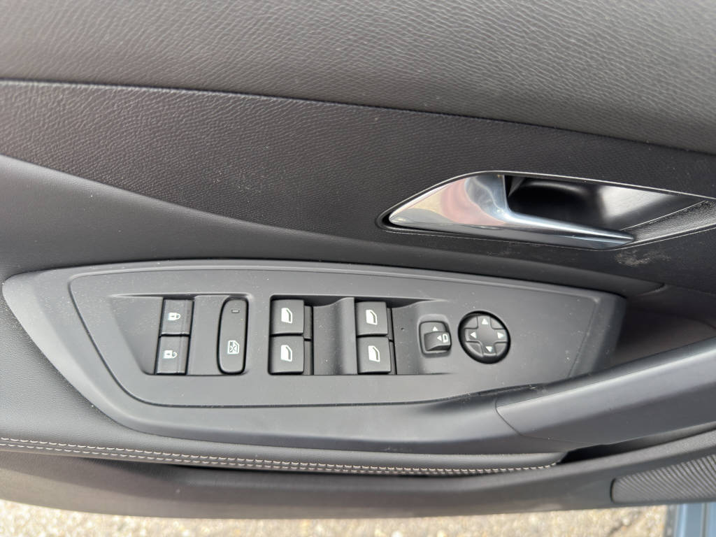 PEUGEOT 308 SW e-Allure-image-14