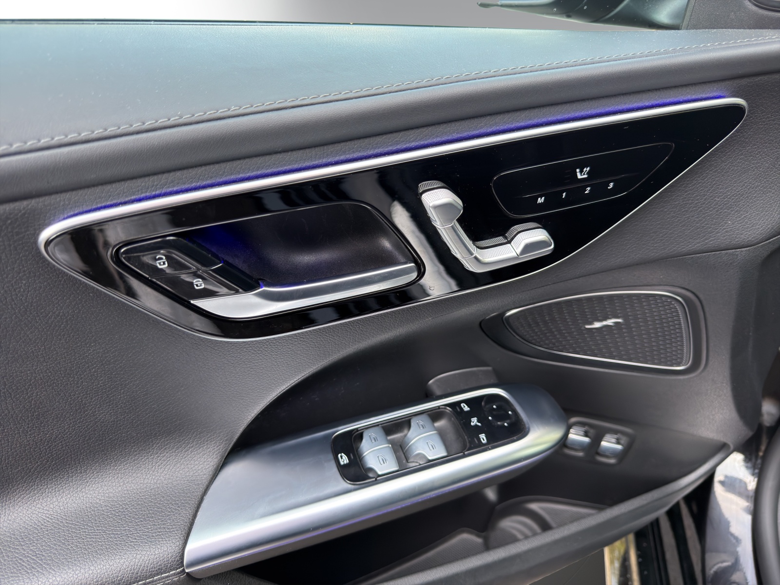 MERCEDES-BENZ C 300e 4 Matic-image-13