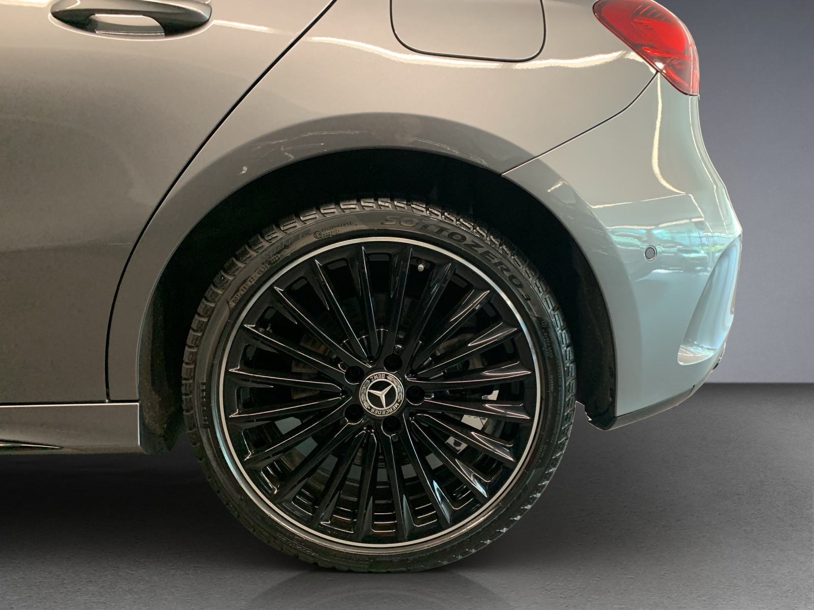 MERCEDES-BENZ A 250 e EQ Star 8G-DCT-image-11