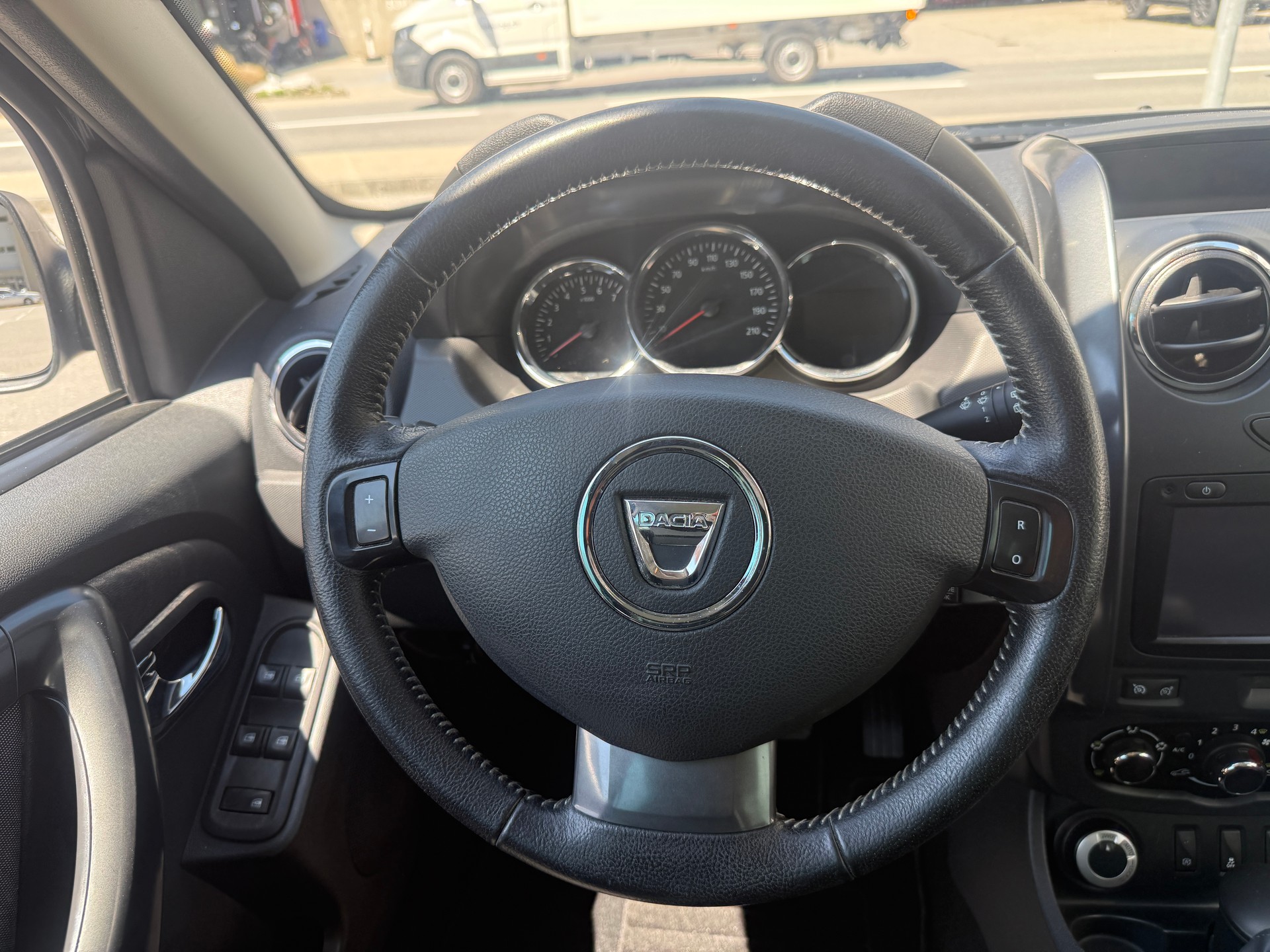 DACIA Duster 1.2 T Privilège 4x4 *ANHÄNGERKUPPLUNG*KLIMA*TEMPOMAT-image-16