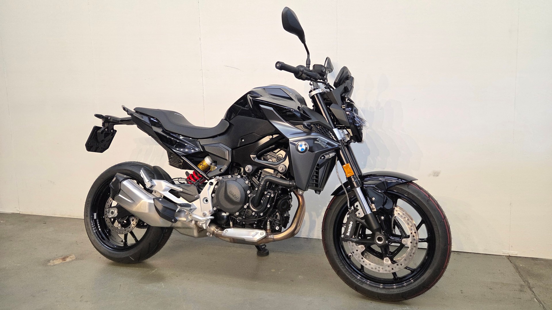 BMW F 900 R Triple Black-showroom-element-2