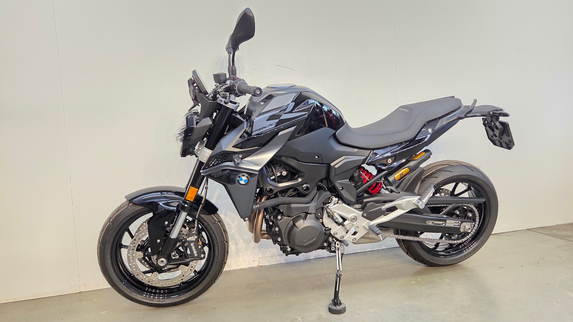 BMW F 900 R Triple Black-showroom-element-3